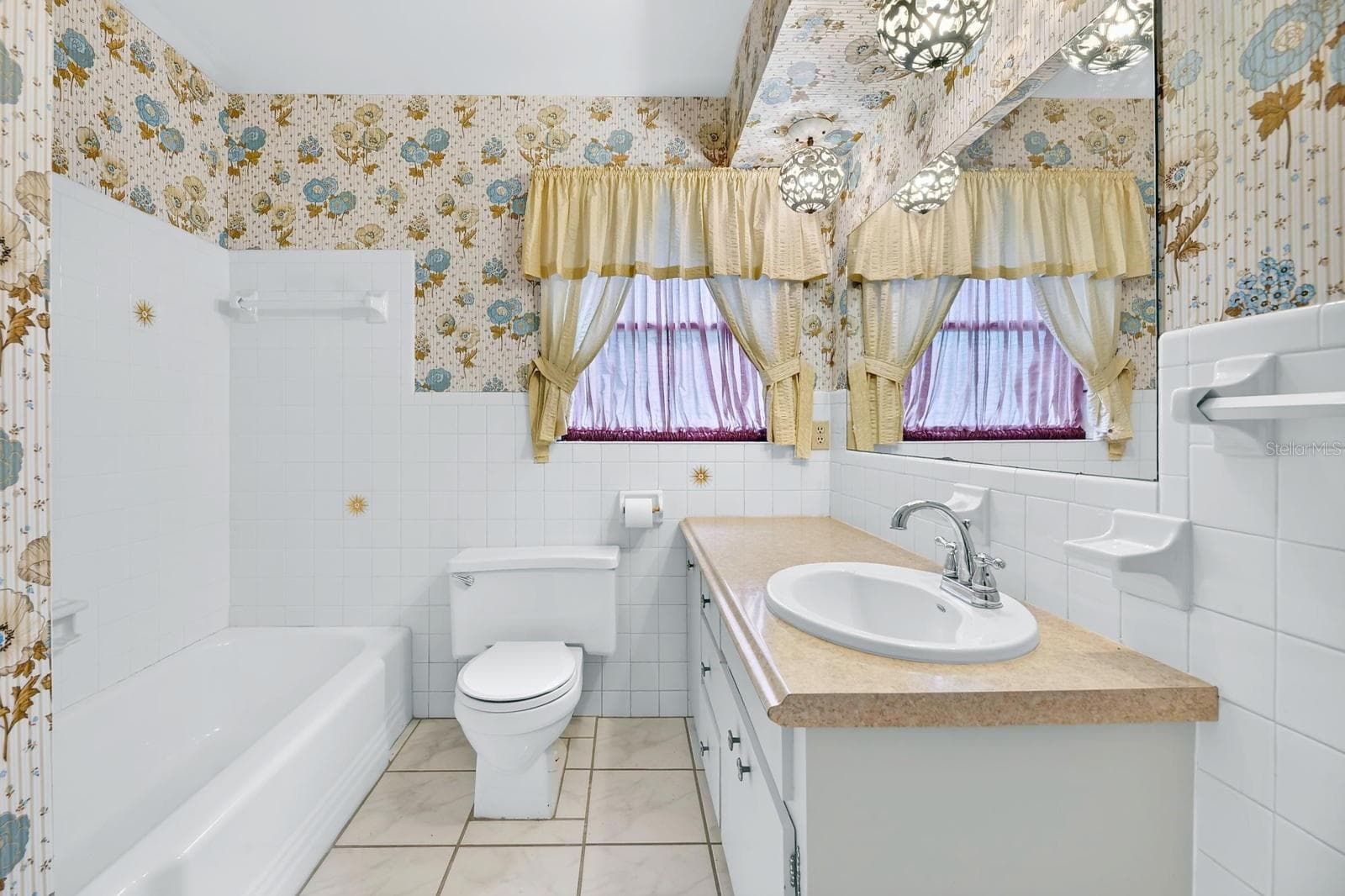 with Tub - 521 S LARRY CIR, BRANDON