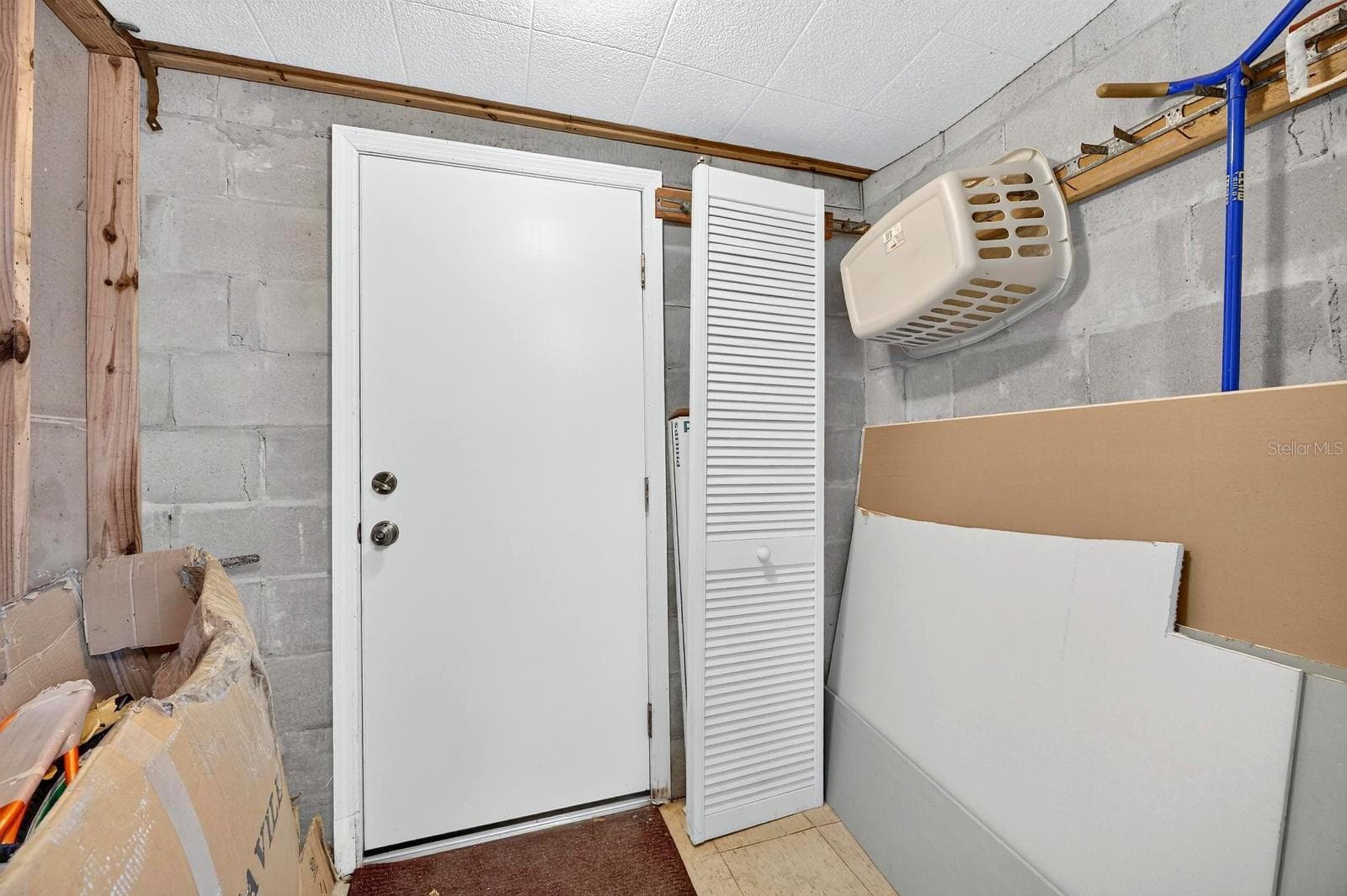 Extra Storage - 521 S LARRY CIR, BRANDON
