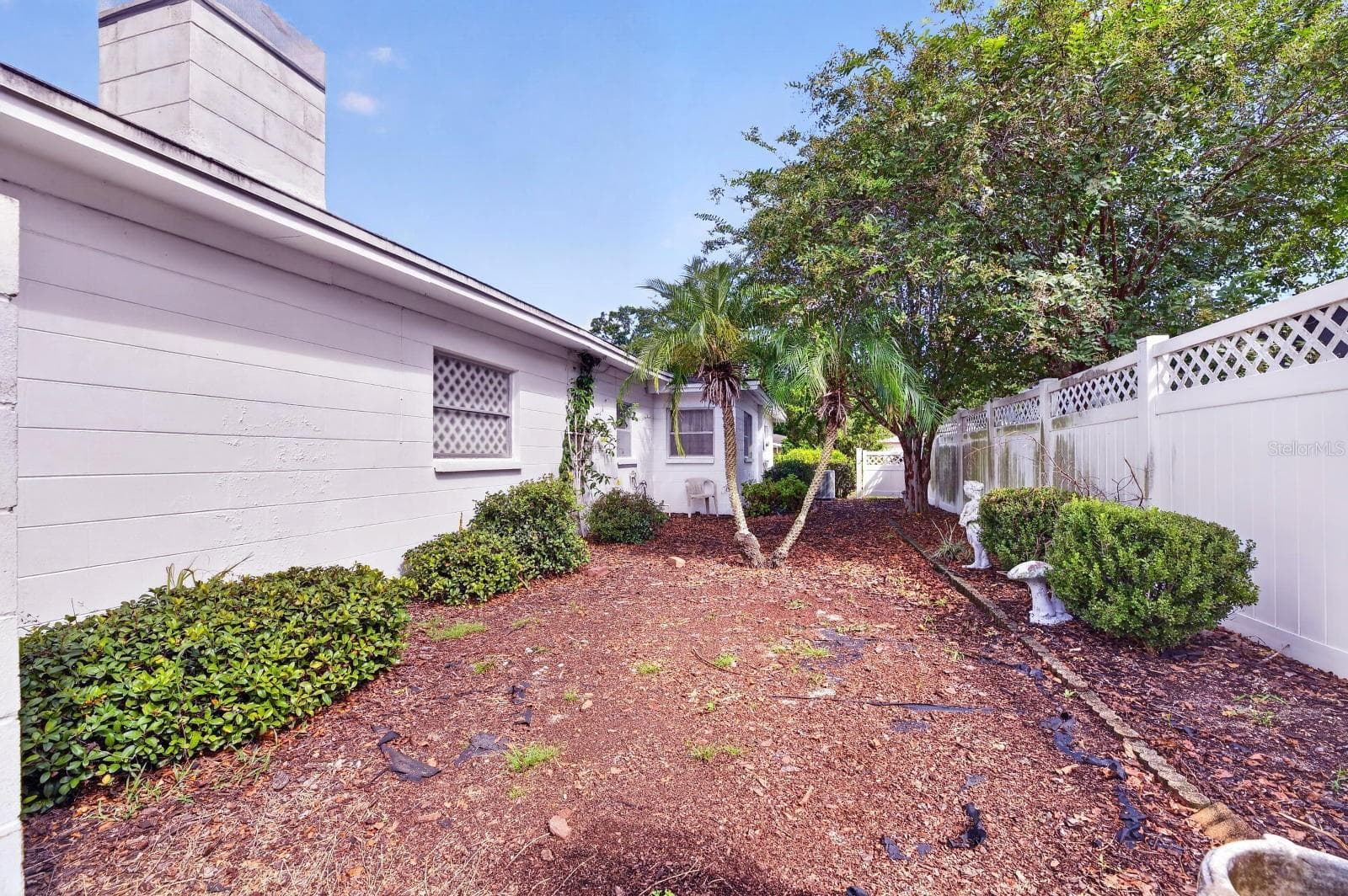 Side Garden - 521 S LARRY CIR, BRANDON