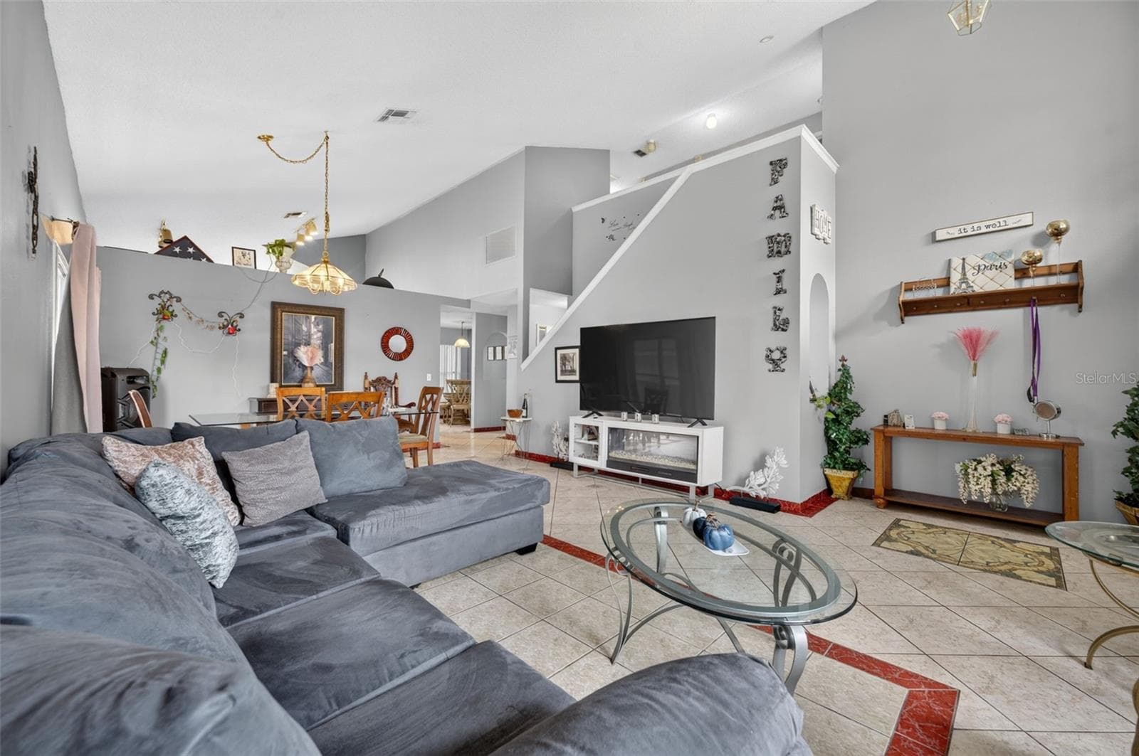Living room-volume ceilings - 268 EASTON CIR, OVIEDO