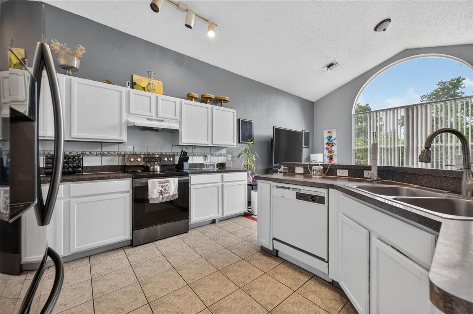 Island with sink - 268 EASTON CIR, OVIEDO