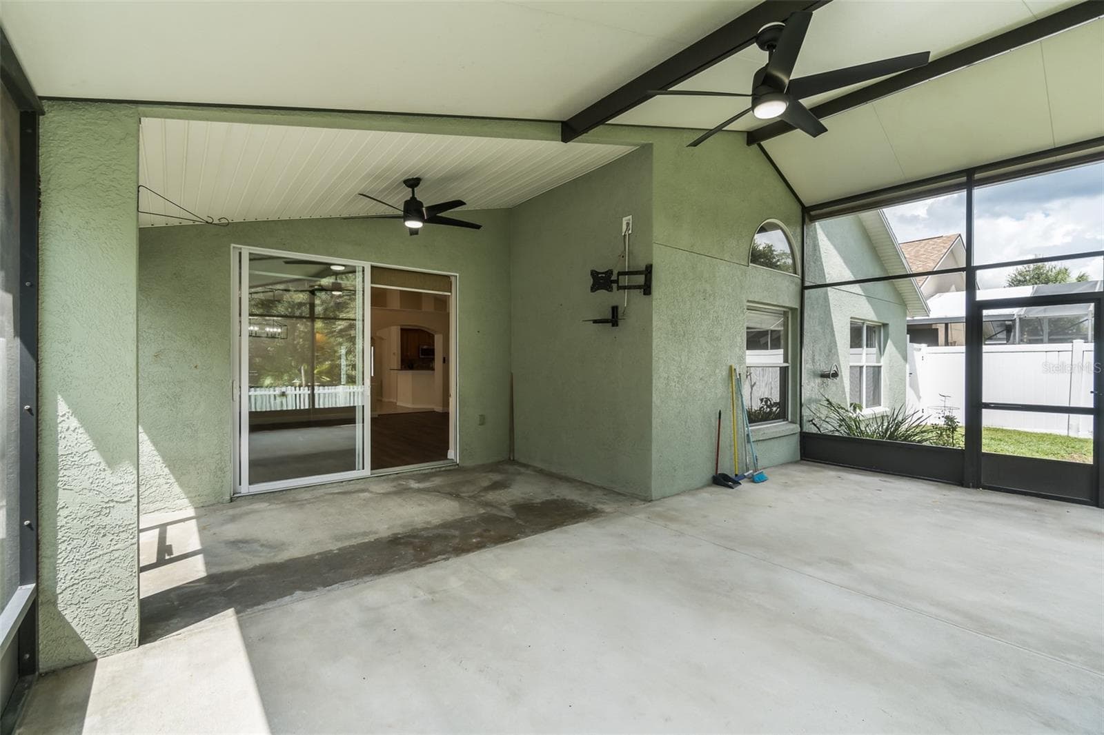 Single Family Residence at 6918 JAMESTOWN MANOR DR, RIVERVIEW, photo 10 of 37
