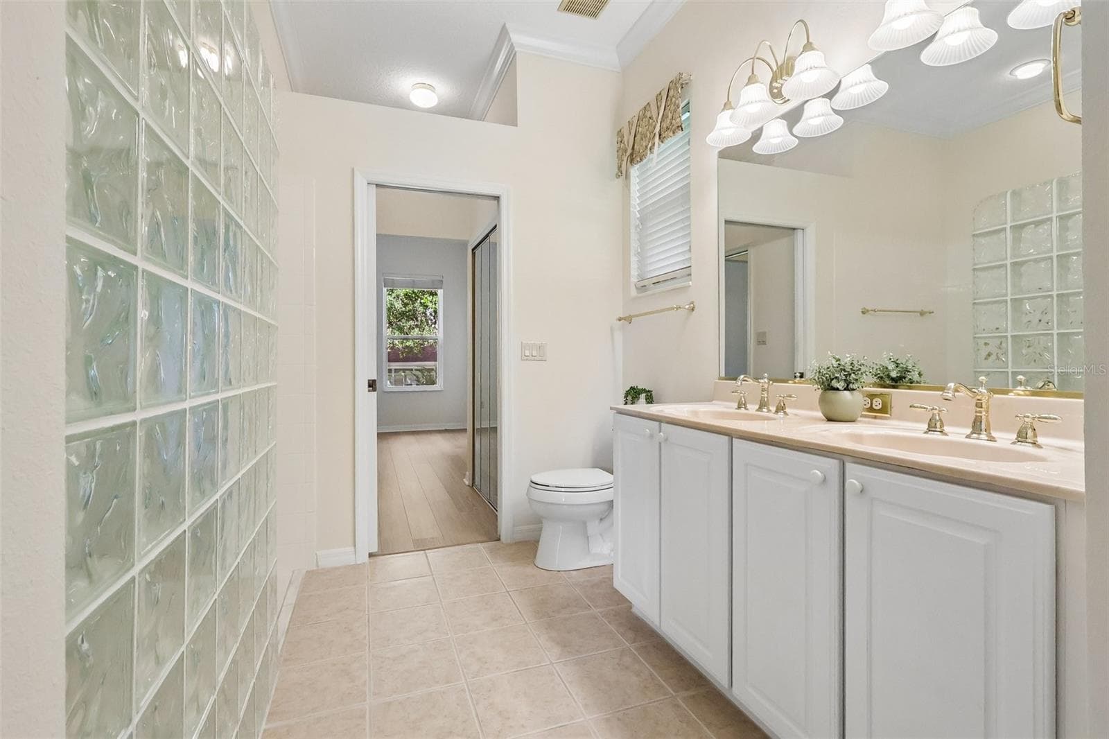 Jack and Jill 2nd Bath with Dual Sinks - 24445 MADEWOOD AVE, LEESBURG