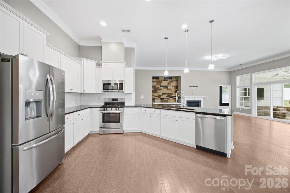 Single Family Residence at 1221 Acosta Court, Lake Wylie, photo 13 of 41