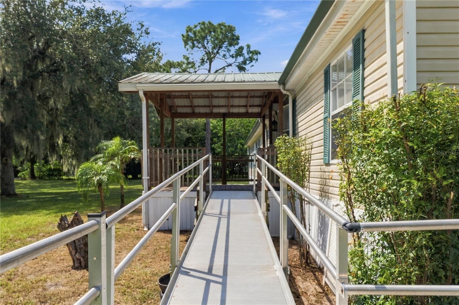 Manufactured Home at 8611 COUNTY LINE RD, LITHIA, photo 5 of 34
