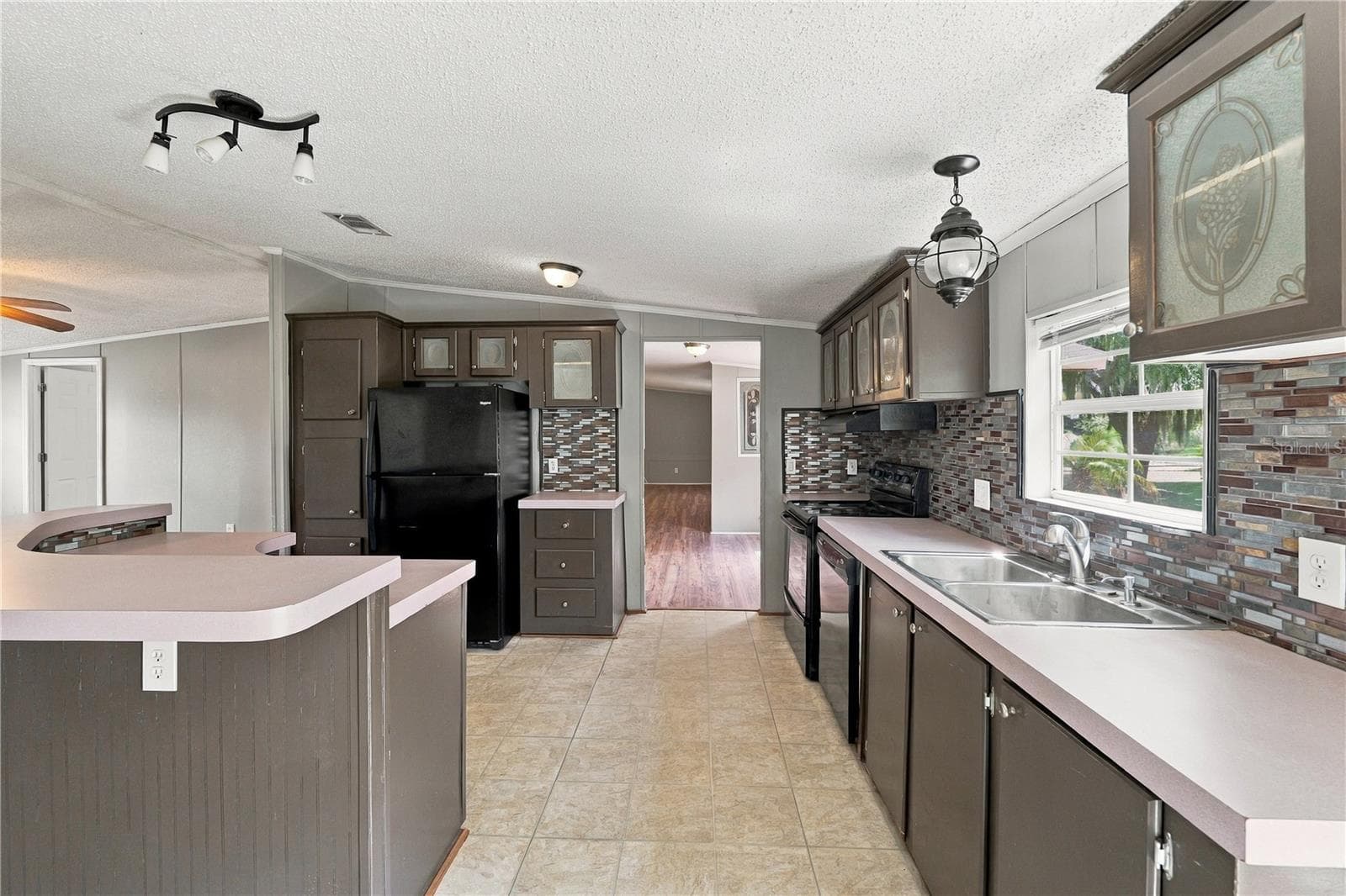Manufactured Home at 8611 COUNTY LINE RD, LITHIA, photo 11 of 34