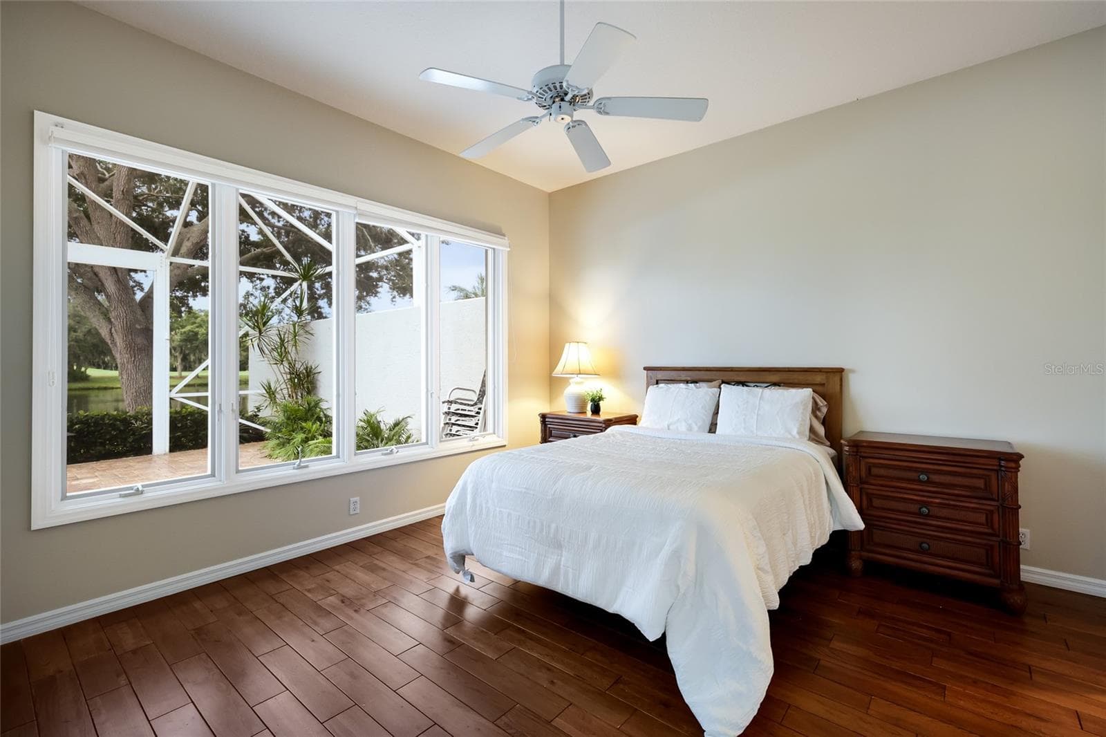 Private primary bedrooms suite in the rear of the home - 8728 52ND DR E, BRADENTON