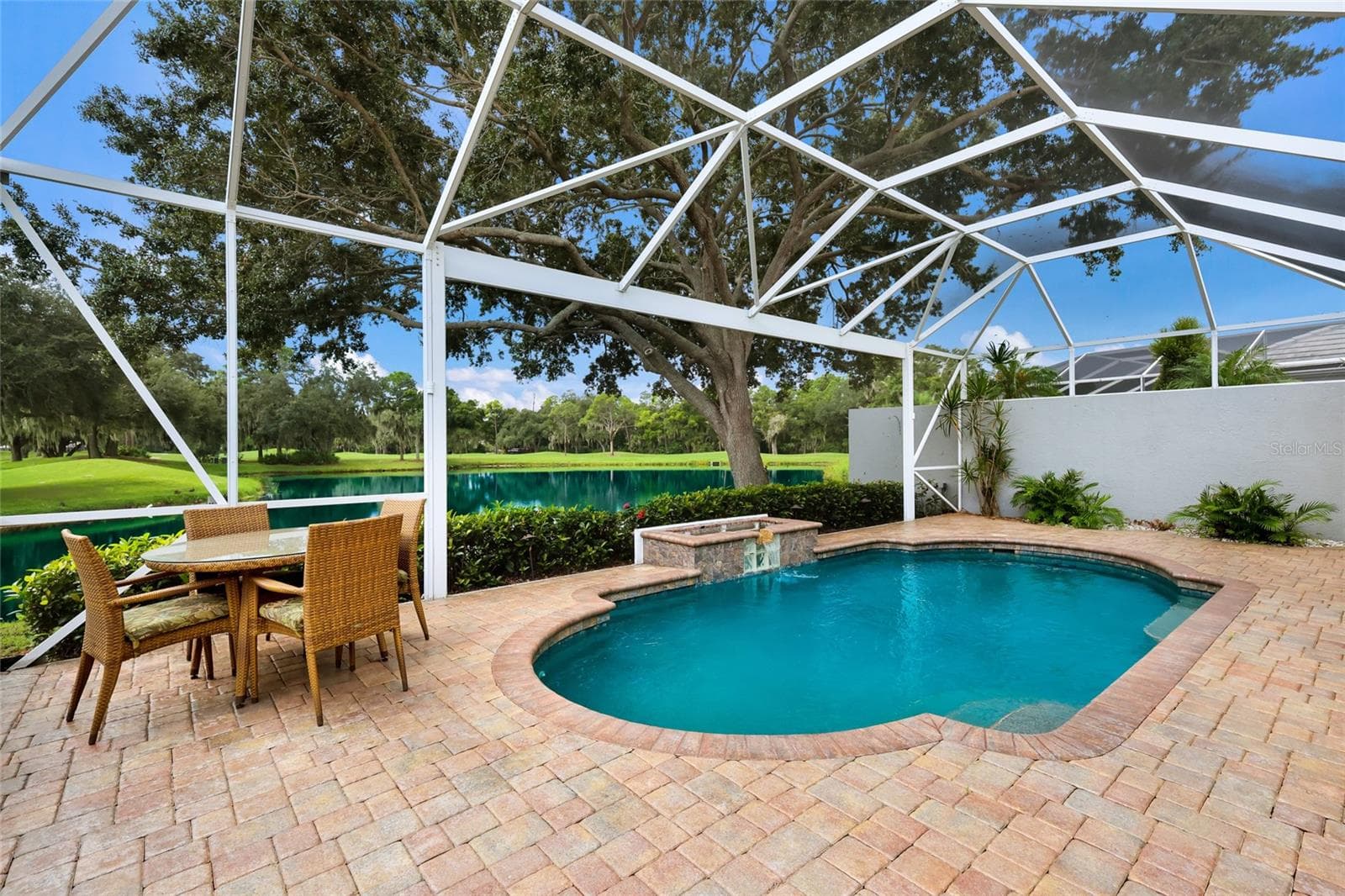 Expansive pavered lanai with panoramic screen - 8728 52ND DR E, BRADENTON