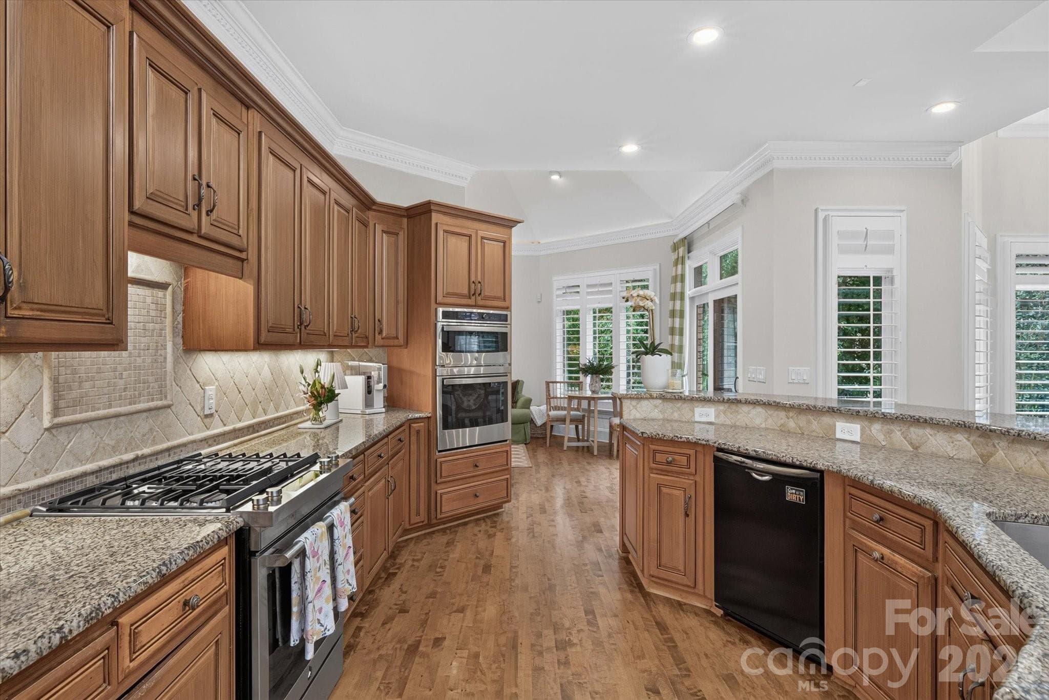 Double wall oven and range - 1005 Firethorne Club Drive, Marvin