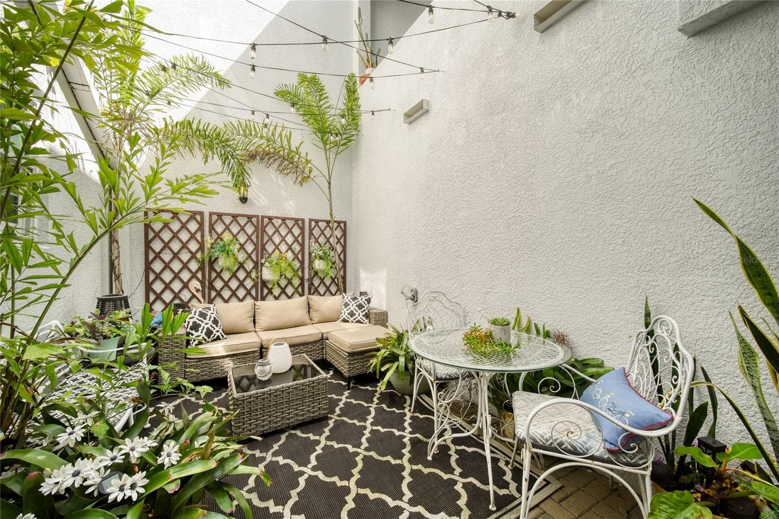 Private Courtyard with Brick Pavers - 4625 LEGACY PARK DR, TAMPA