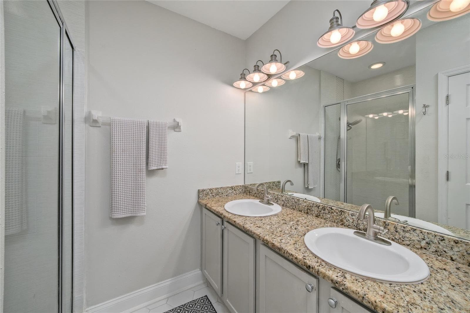 Primary Bath with Dual Sinks, Great Storage and Granite Counter Space - 4625 LEGACY PARK DR, TAMPA