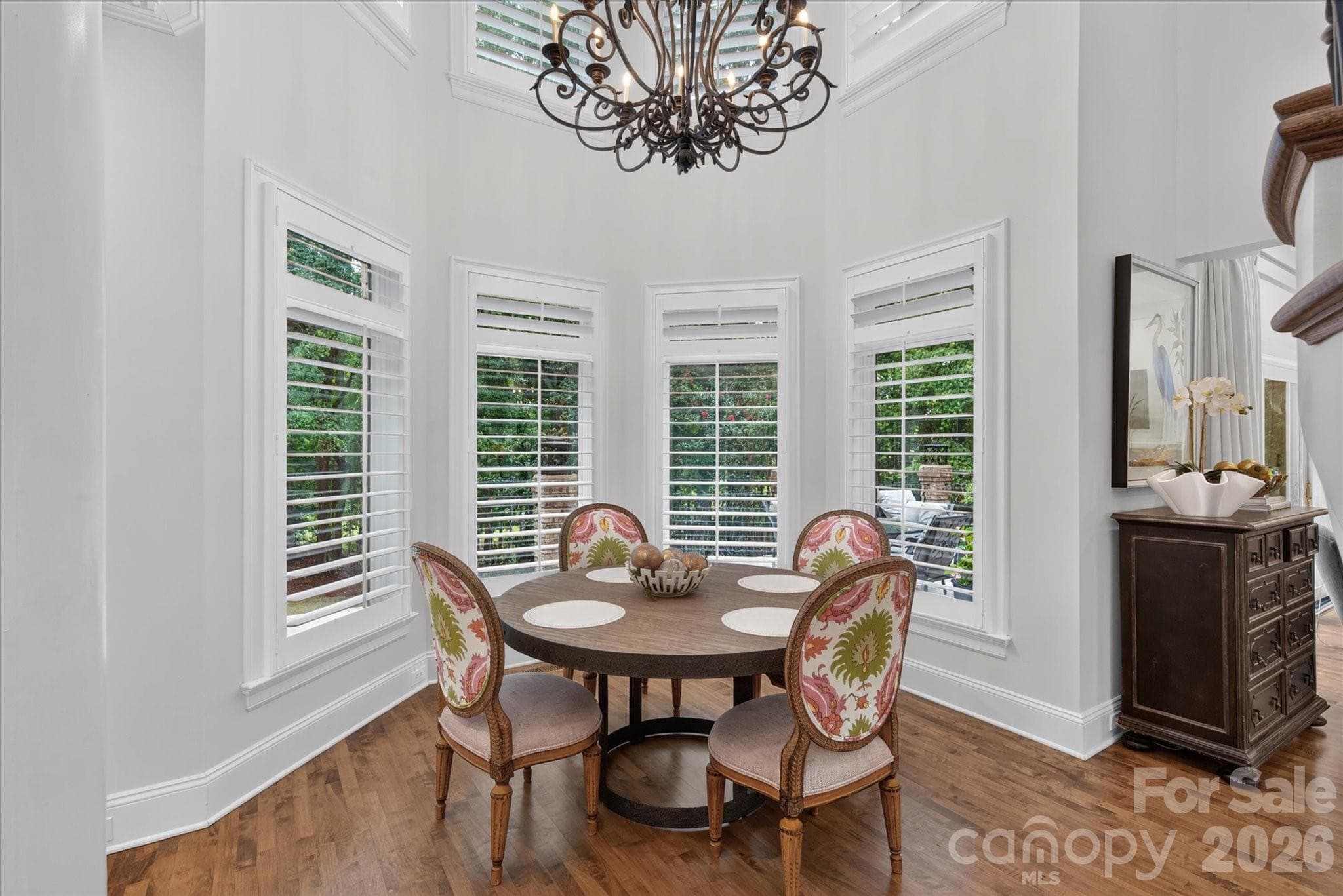 Soaring ceiling in the breakfast area overlooking the backyard - 1005 Firethorne Club Drive, Marvin