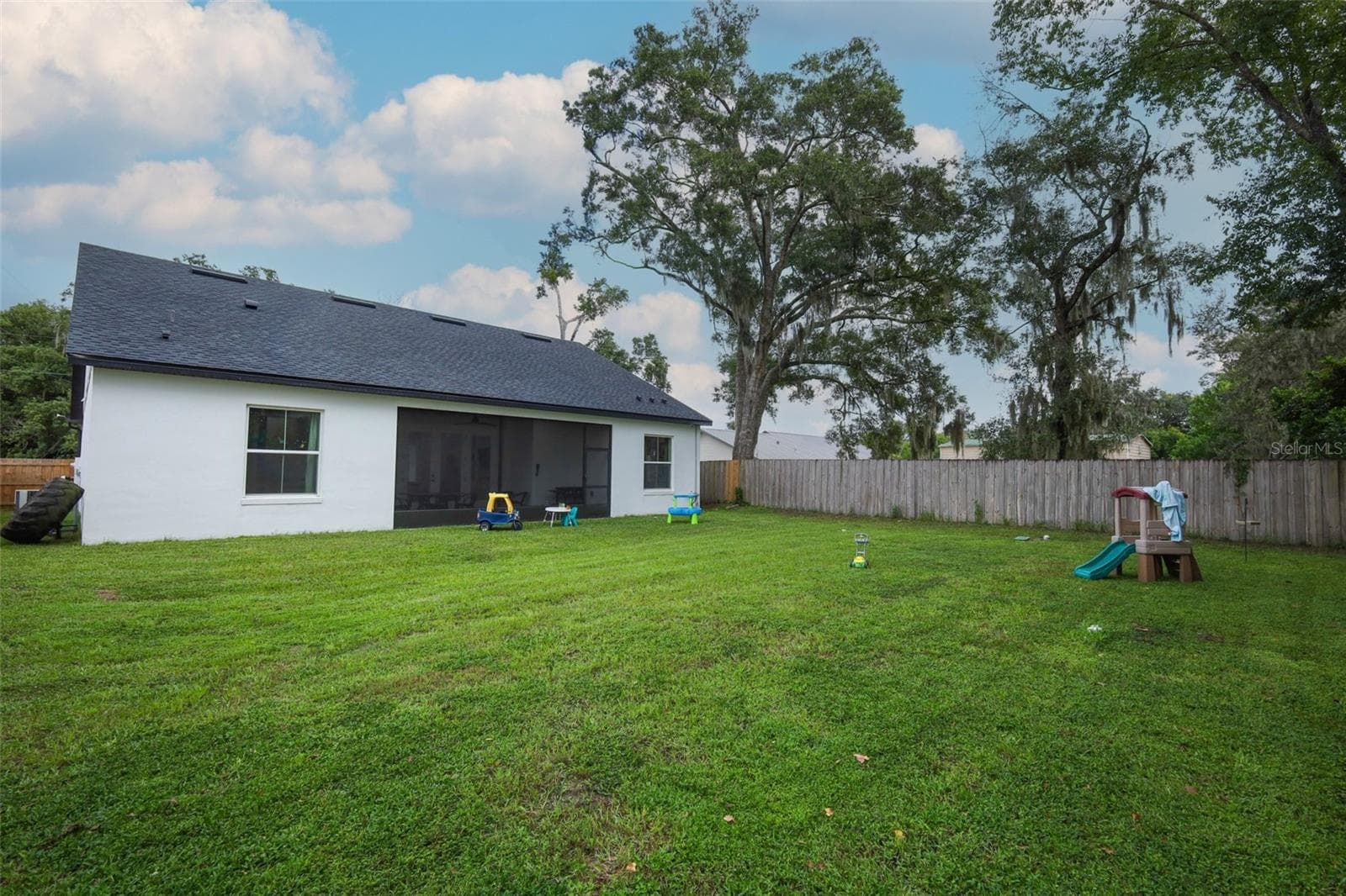 Large backyard - 175 PINE ST, GENEVA