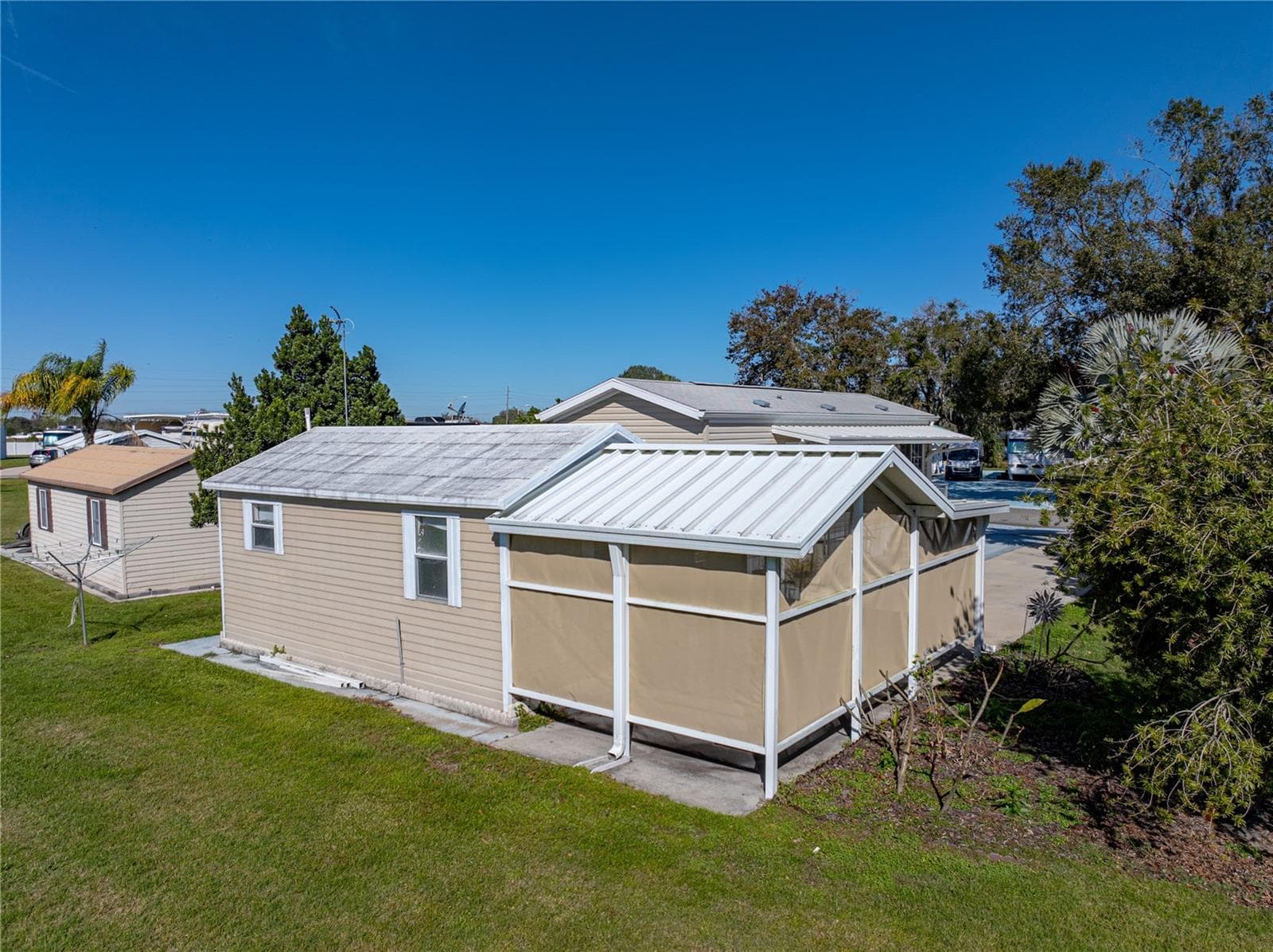 Manufactured Home at 5049 SHORE LINE DR, POLK CITY, photo 19 of 32