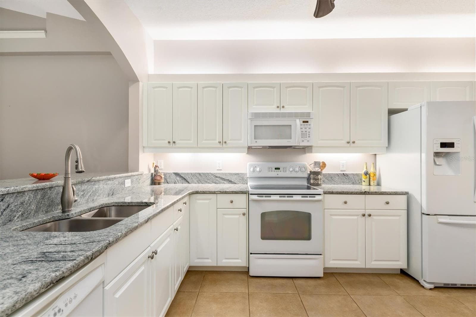 Kitchen - 786 TARTAN DR, VENICE