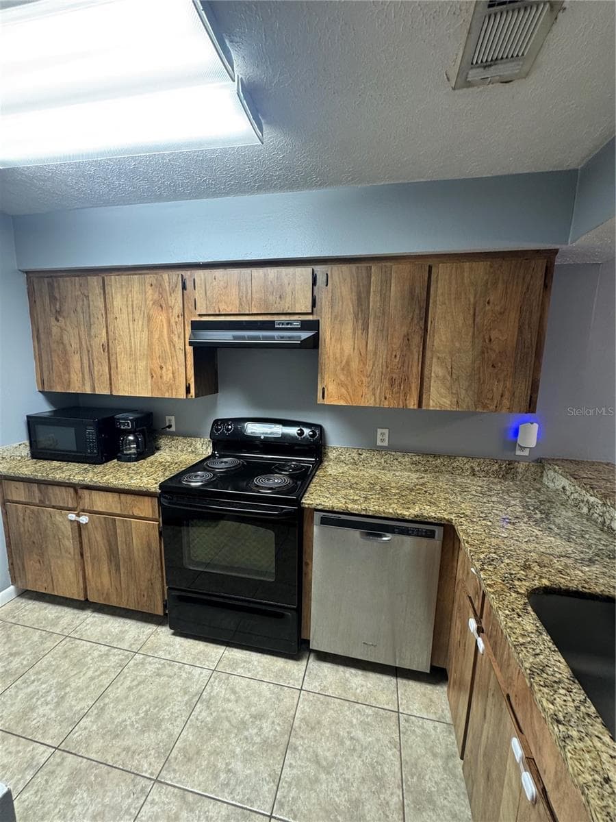 Townhouse at 9459 FOREST HILLS CIR, TAMPA, photo 13 of 32