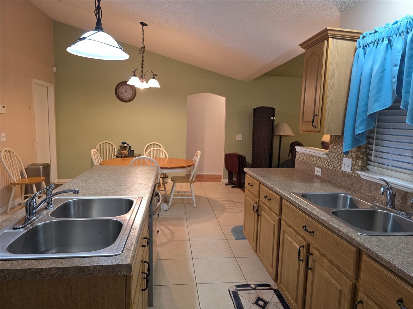 2 Double Sinks - 3154 SNOW DR, DELTONA