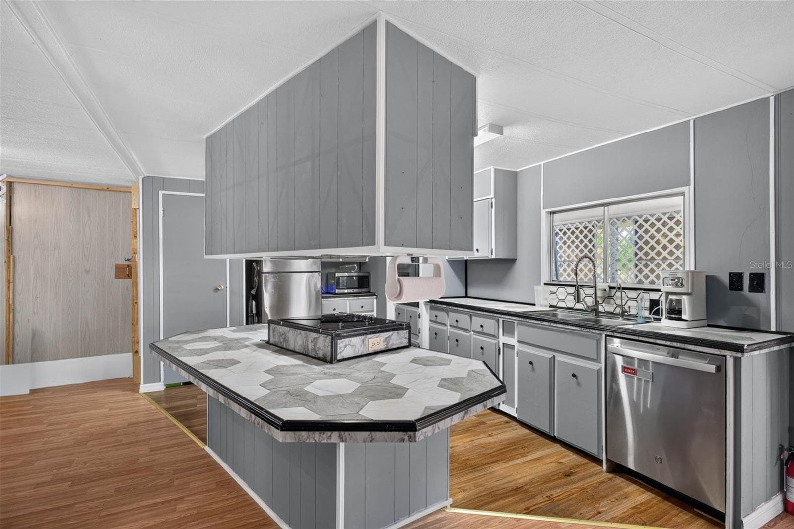 Manufactured Home at 2129 LOIS BLVD, LAKE ALFRED, photo 8 of 60