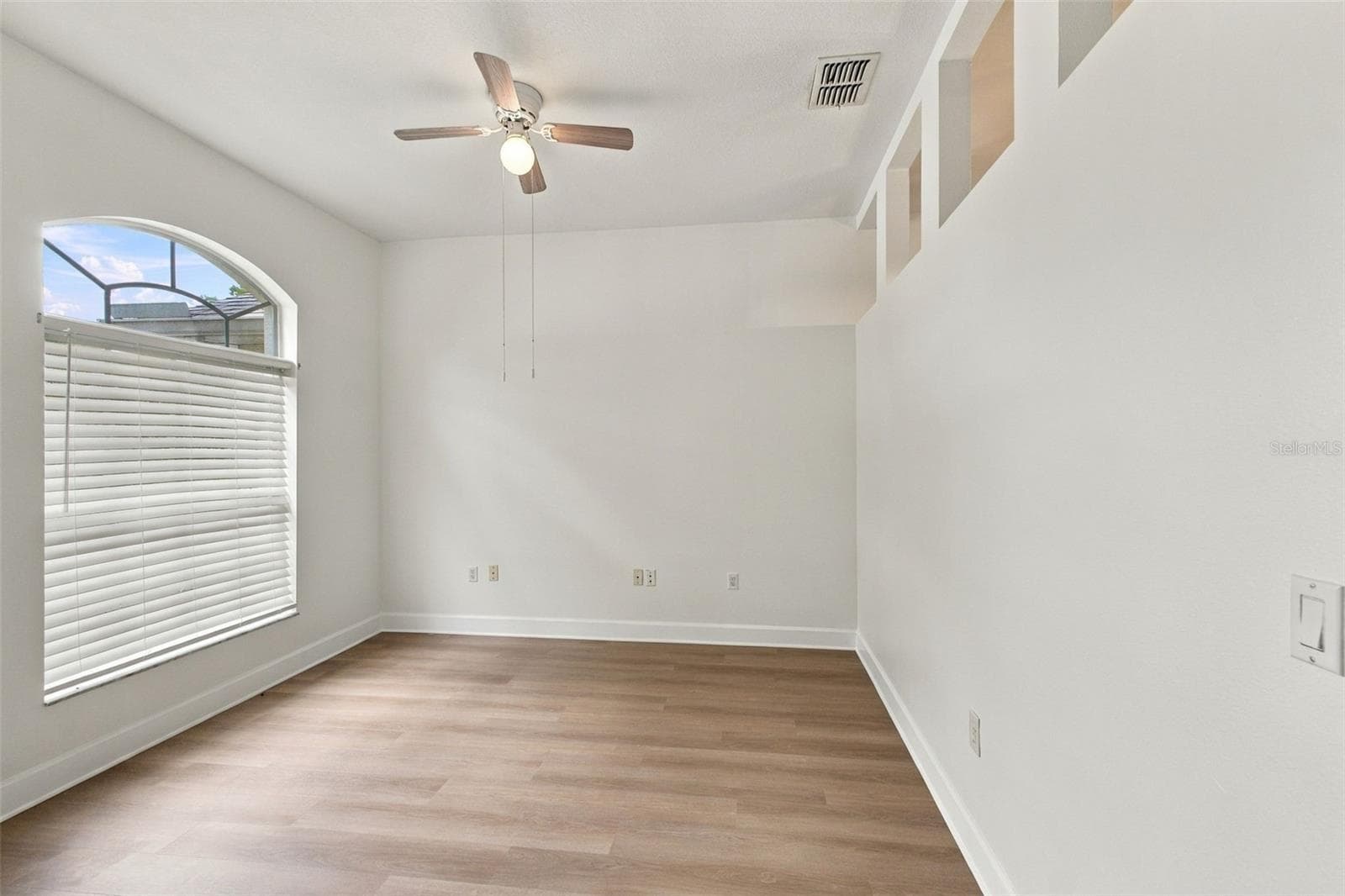 Single Family Residence at 5701 BRACKENWOOD DR, SPRING HILL, photo 9 of 76
