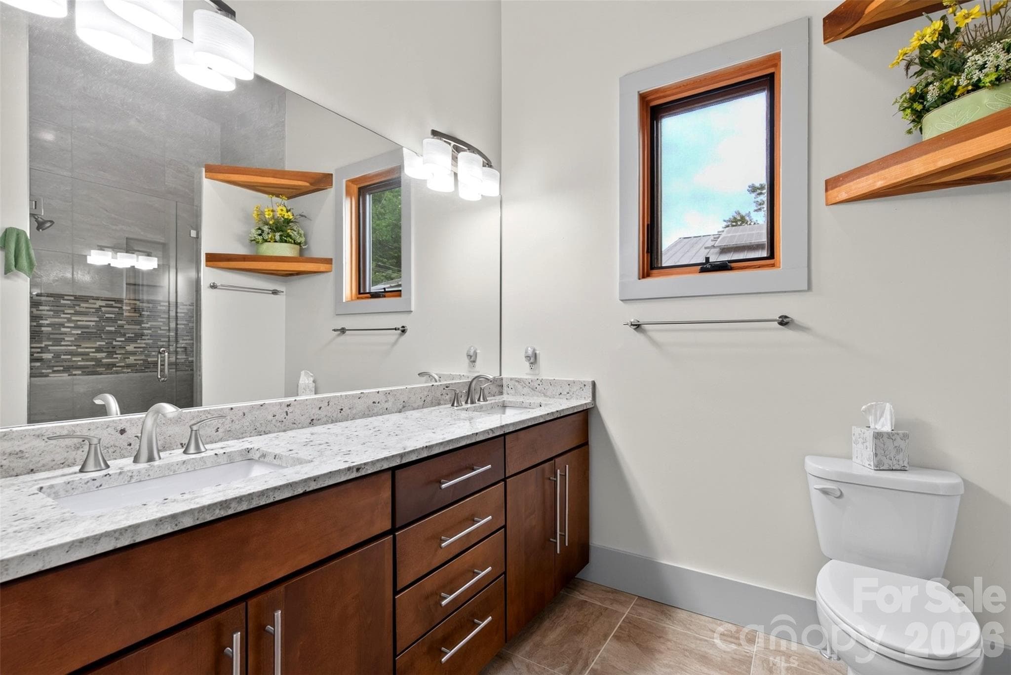 Upstairs Ensuite Bath - 18 Sulphur Springs Road, Asheville