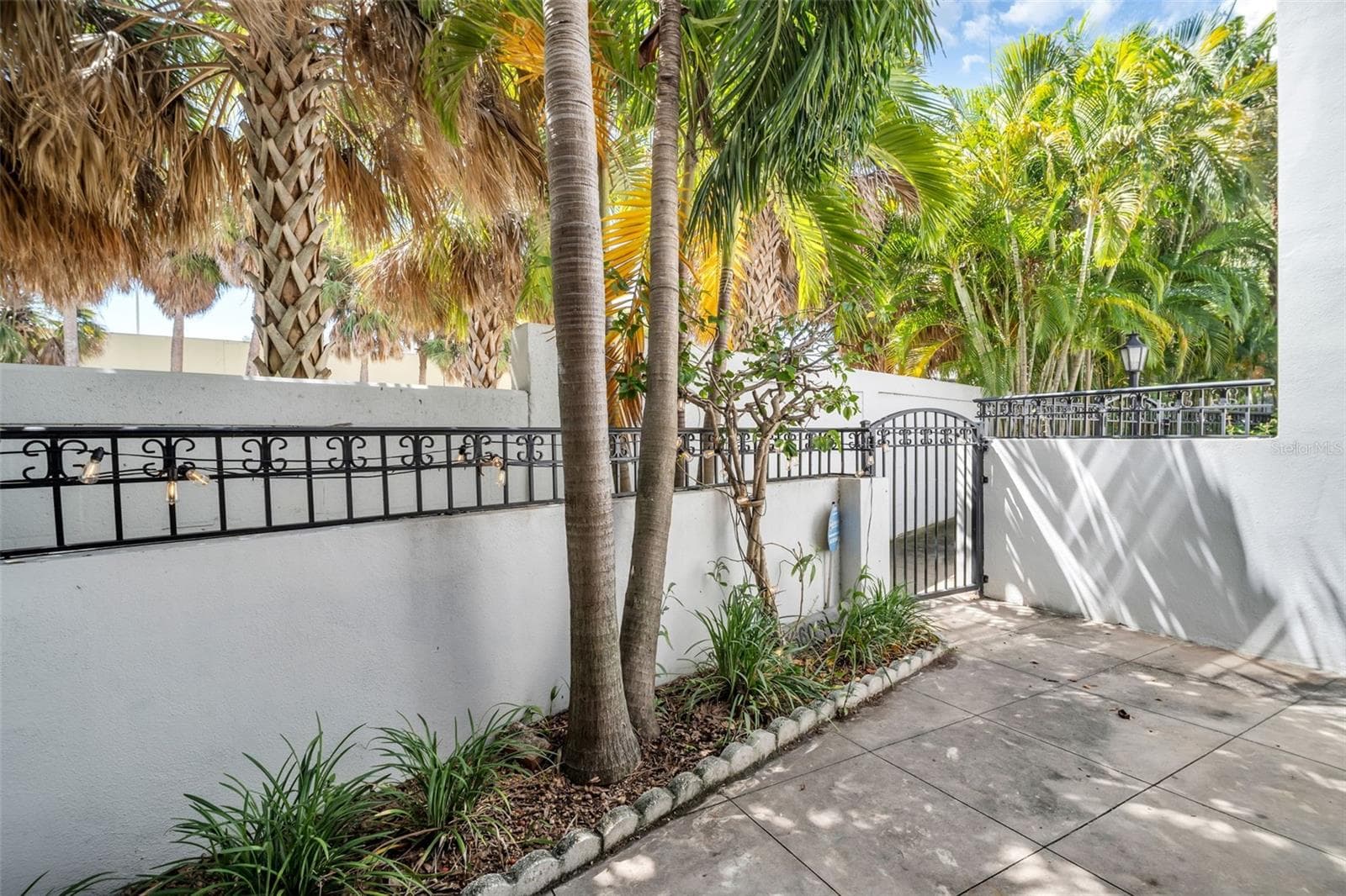 Townhouse at 660 DELMAR TER S, ST PETERSBURG, photo 4 of 77