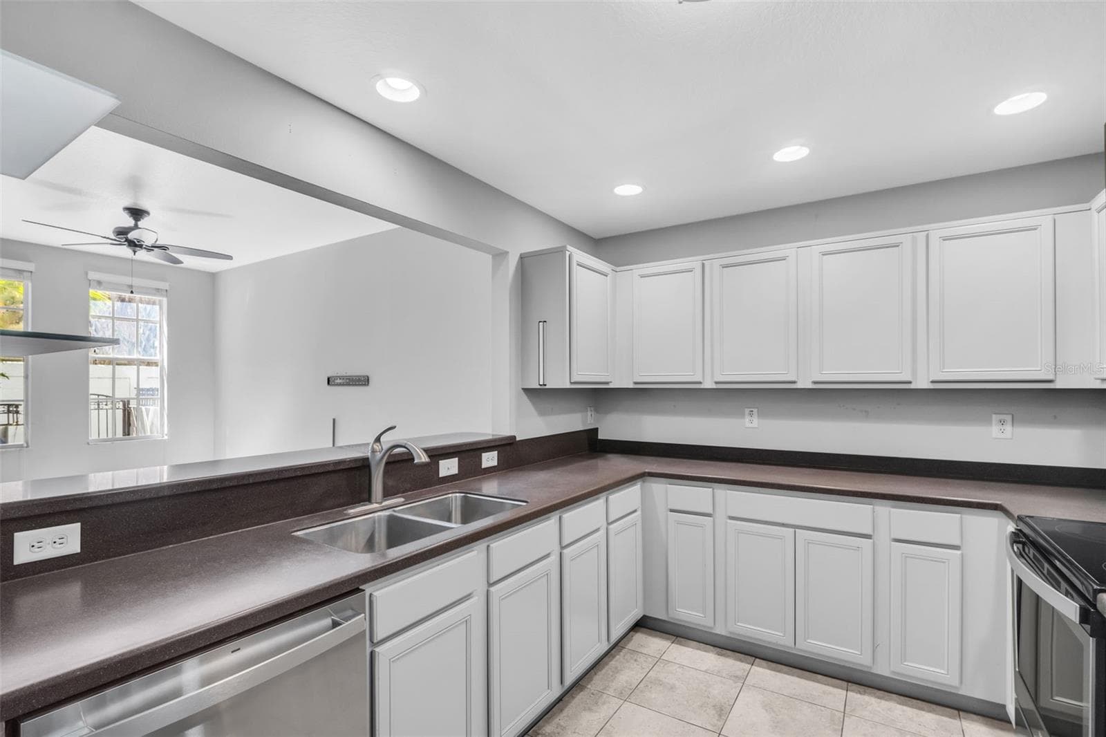 Townhouse at 660 DELMAR TER S, ST PETERSBURG, photo 9 of 77