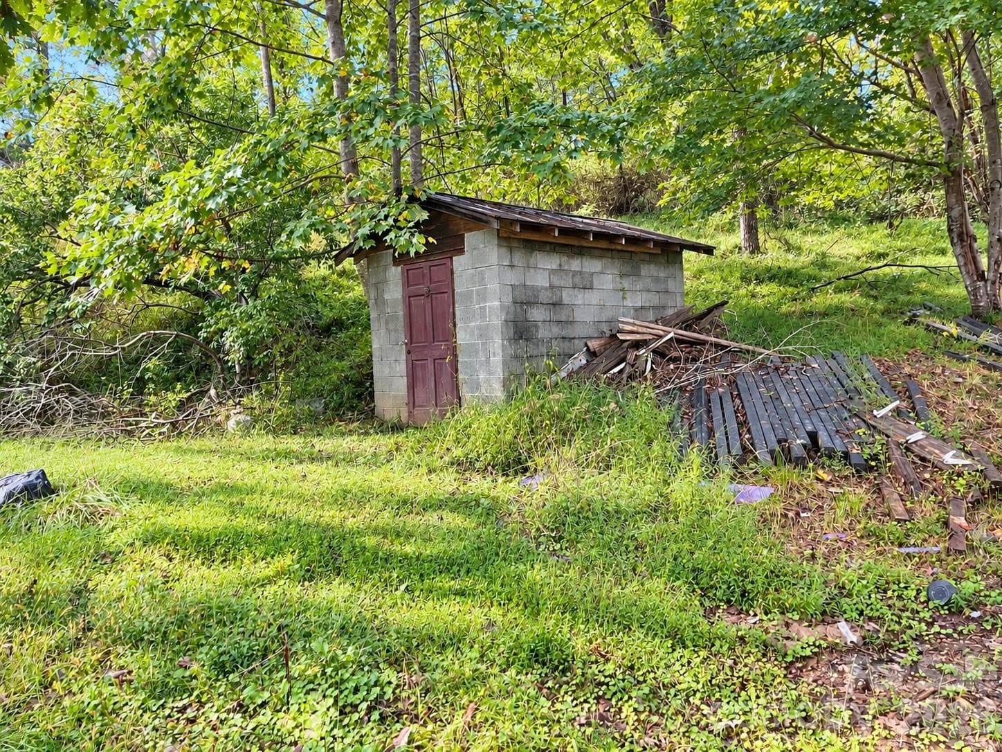 Single Family Residence at 323 Forrest Fisher Road, Spruce Pine, photo 2 of 29