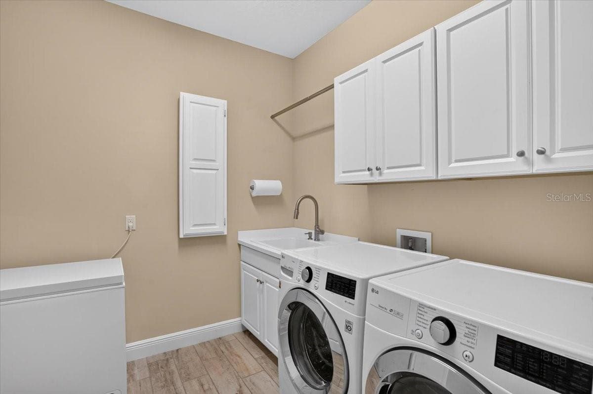 Laundry Room with Sink - 11241 MCDERMOTT CT, ENGLEWOOD
