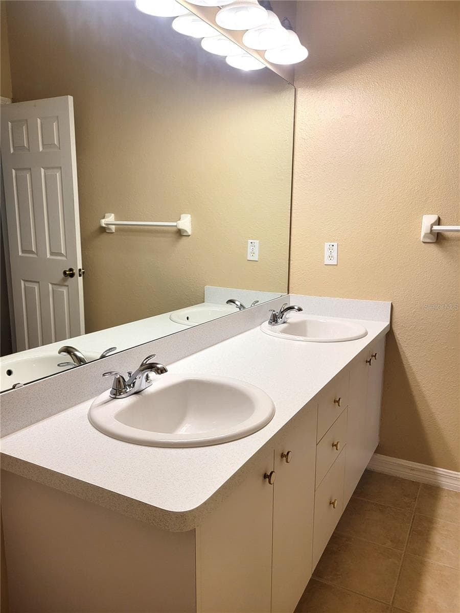 En Suite - 4343 LAKESHORE DR, PALM HARBOR