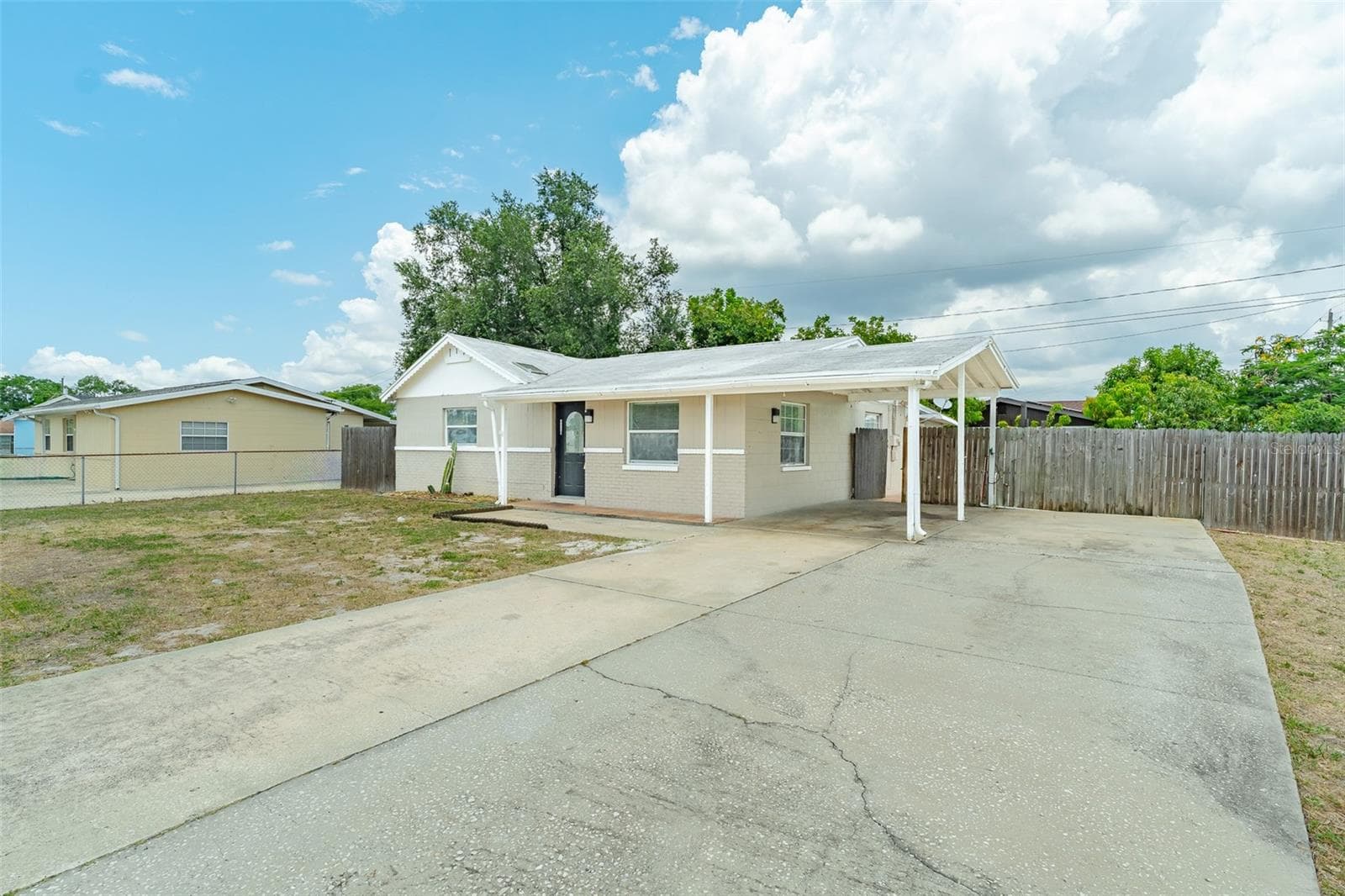 Single Family Residence at 6001 CRESTRIDGE RD, TAMPA, photo 3 of 32