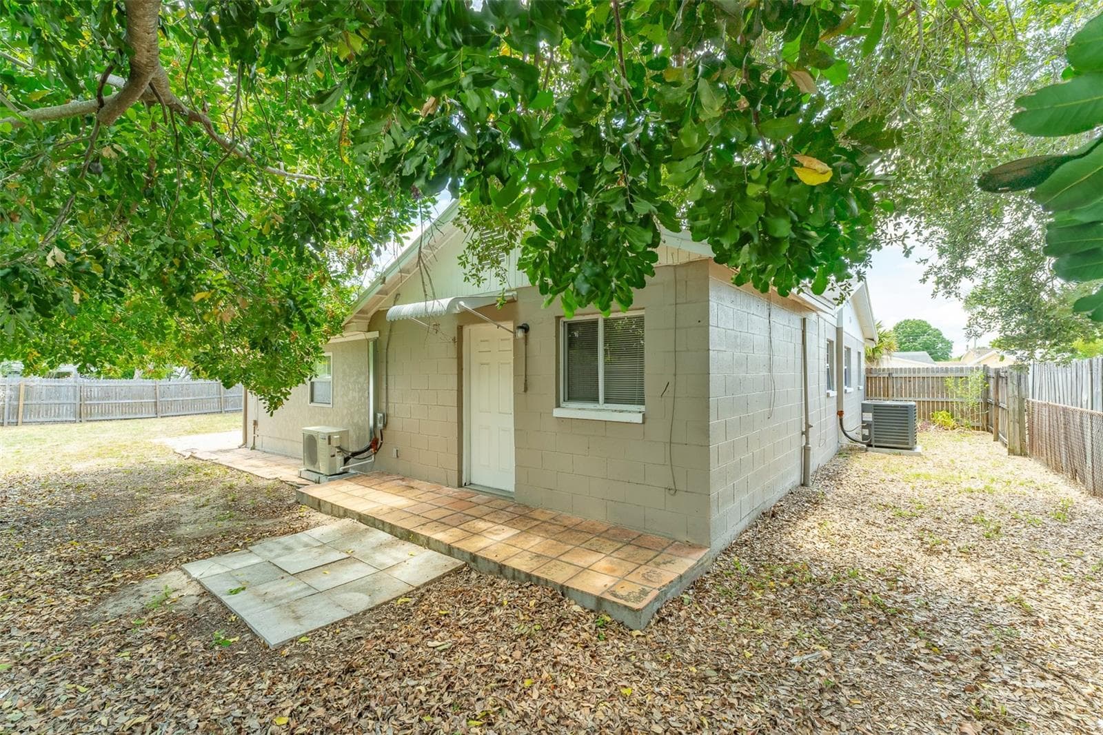 Single Family Residence at 6001 CRESTRIDGE RD, TAMPA, photo 5 of 32