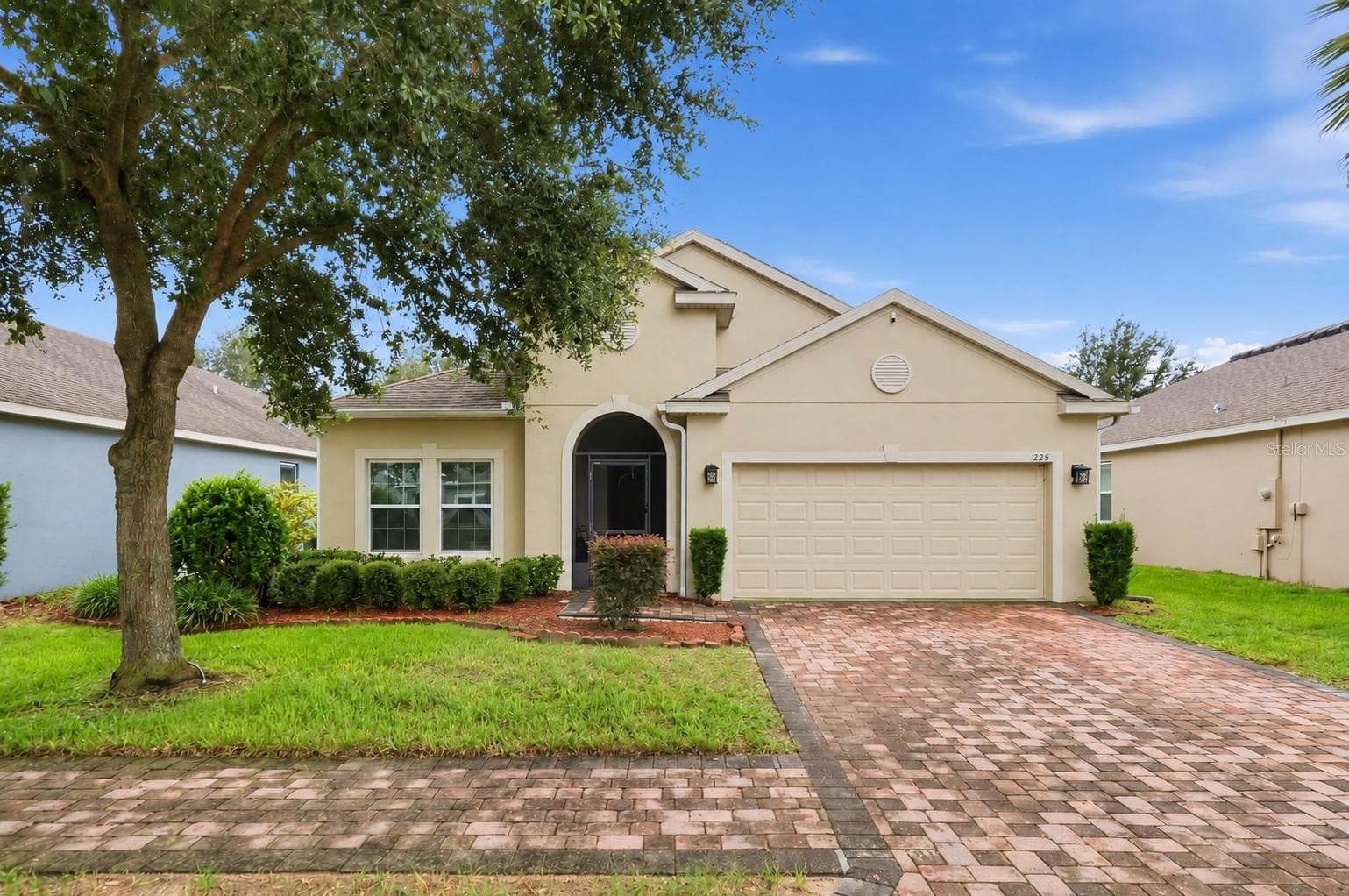 225 LAKESHORE DR