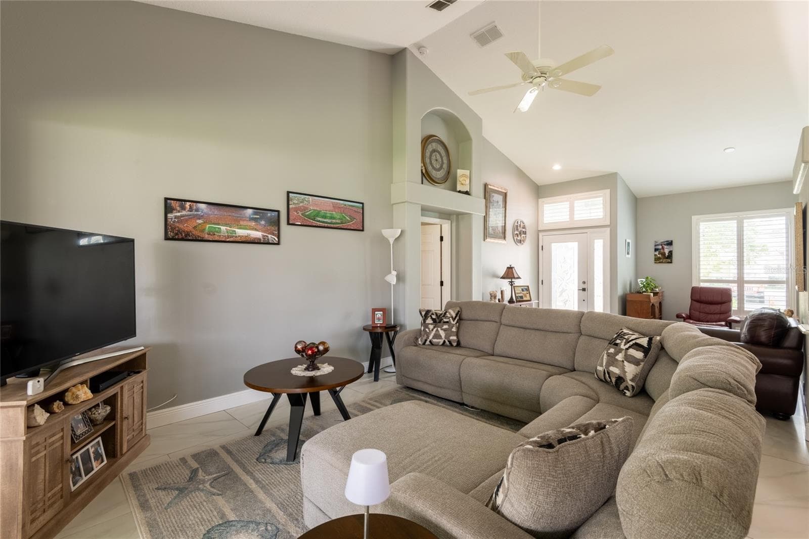 Large great room with vaulted ceilings. - 4465 FAIRWAY OAKS DR, MULBERRY