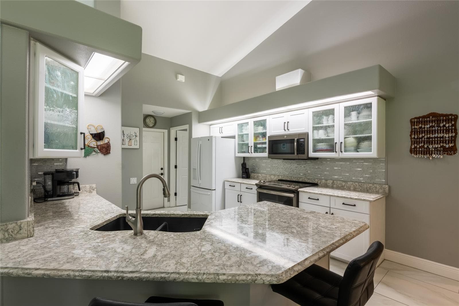Kitchen with upgraded granite counters and tile backsplash. - 4465 FAIRWAY OAKS DR, MULBERRY