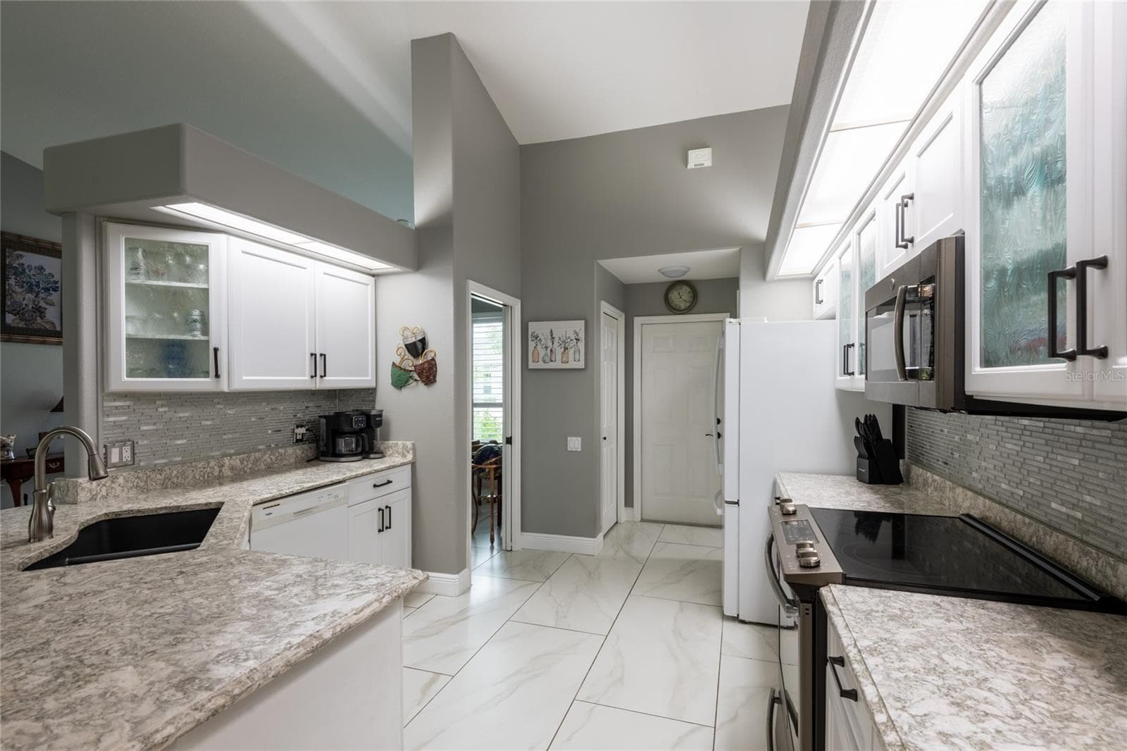 Soft close drawers, pull-out cabinet drawers and pantry. - 4465 FAIRWAY OAKS DR, MULBERRY