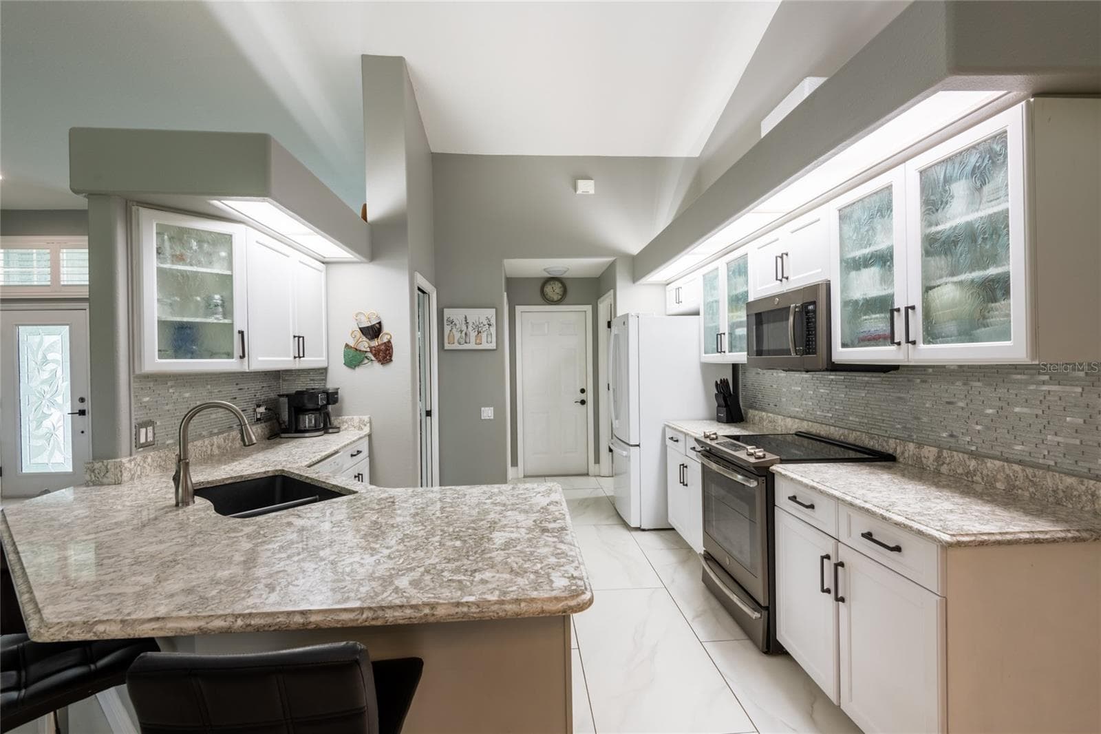 Family and friends can sit at the counter while the chef cooks. - 4465 FAIRWAY OAKS DR, MULBERRY