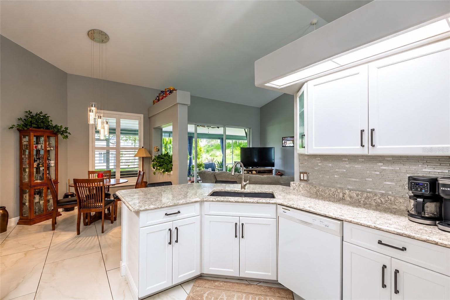 The kitchen is open to the dinette, great room and lanai. - 4465 FAIRWAY OAKS DR, MULBERRY
