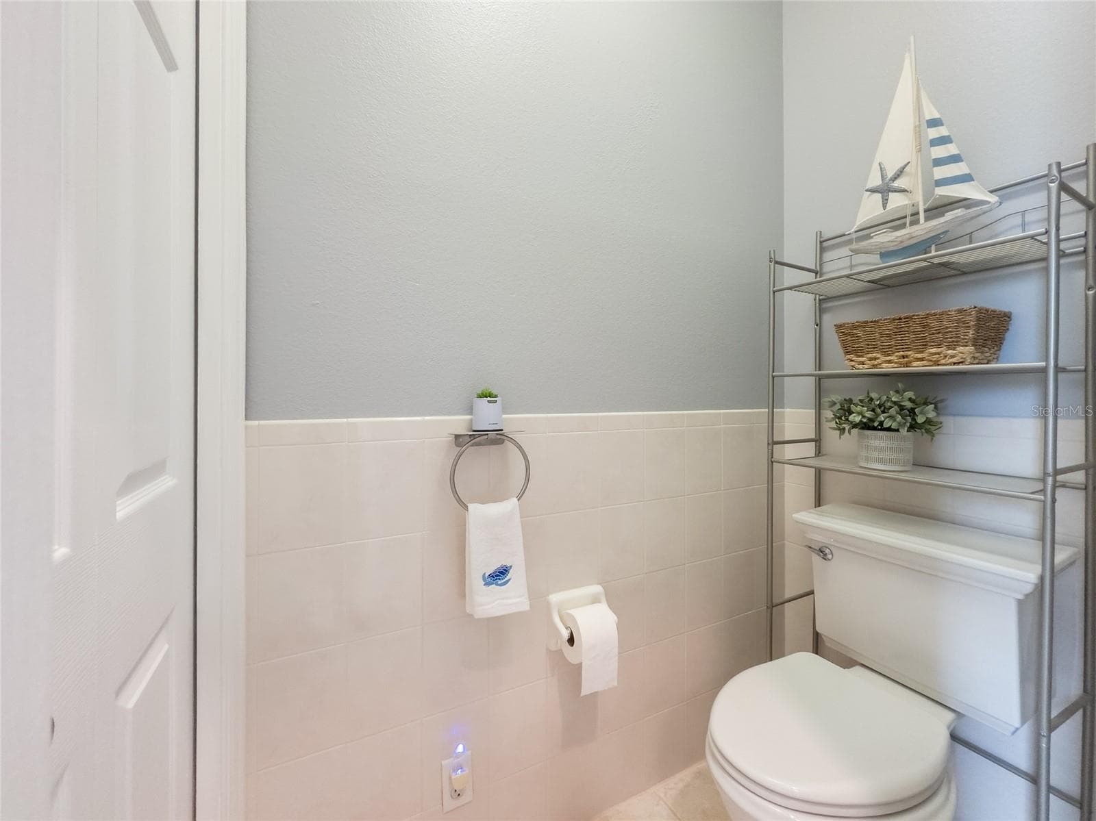 Water closet with linen closet. - 4465 FAIRWAY OAKS DR, MULBERRY