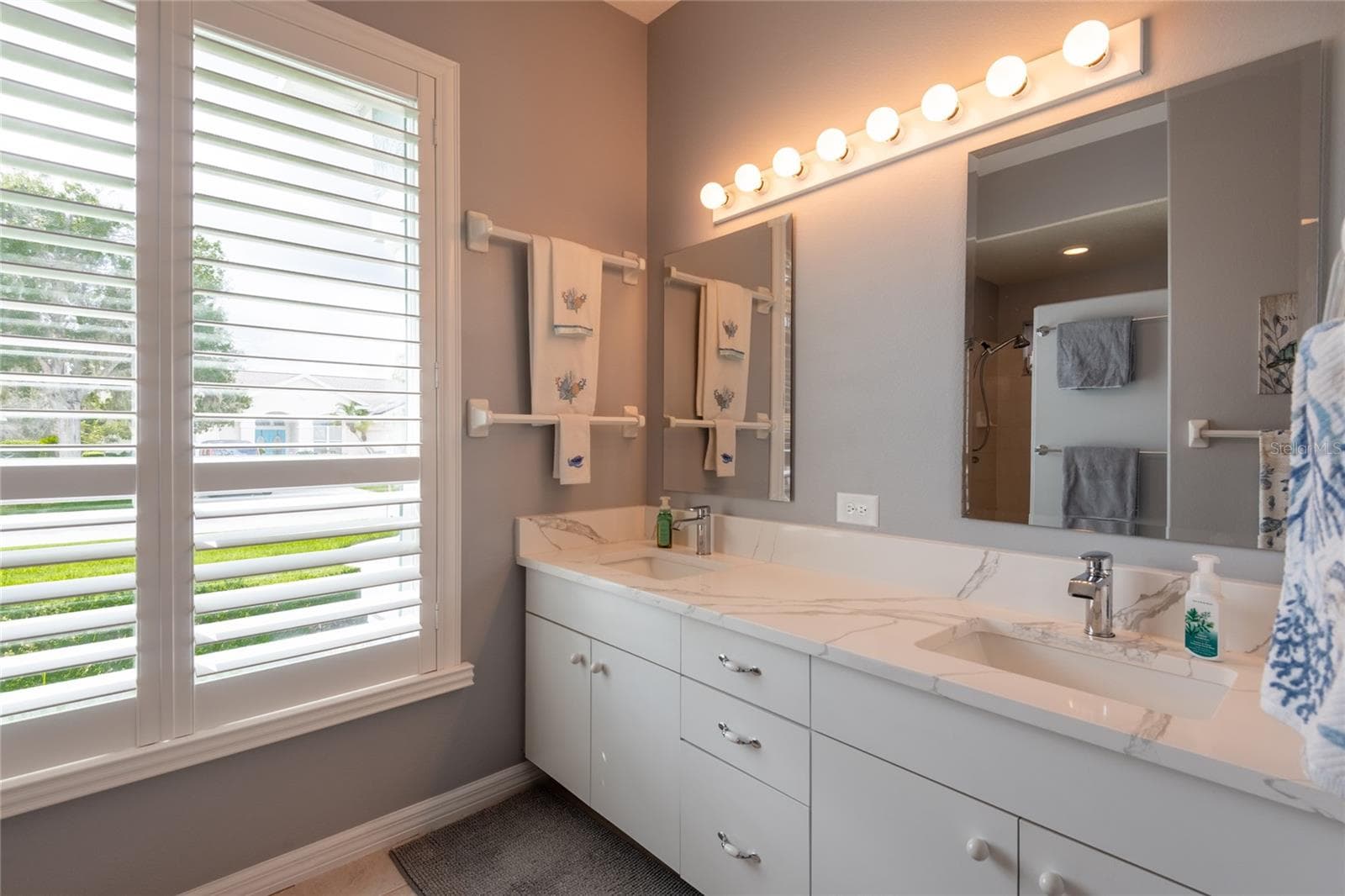 Updated bathroom with dual sinks and granite counters. - 4465 FAIRWAY OAKS DR, MULBERRY