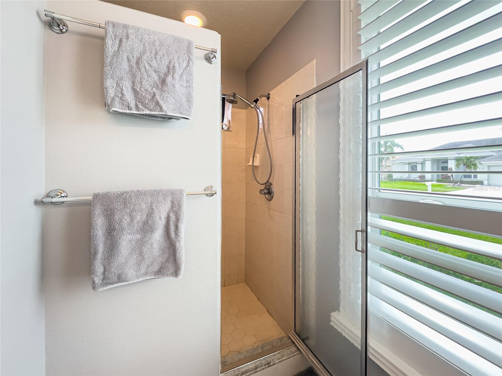Shower stall - 4465 FAIRWAY OAKS DR, MULBERRY