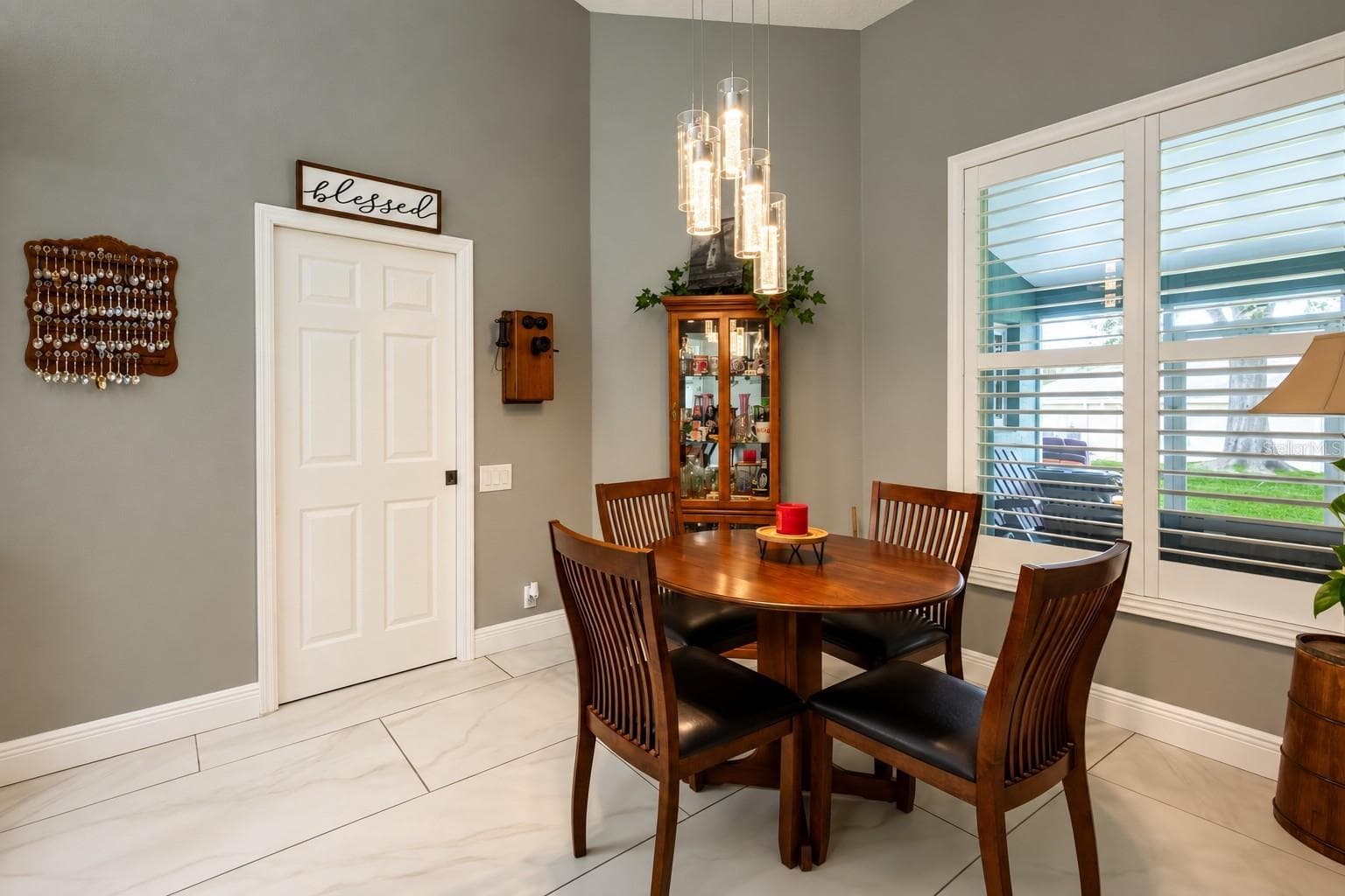 Pocket door closes off the secondary bedrooms and bath. - 4465 FAIRWAY OAKS DR, MULBERRY