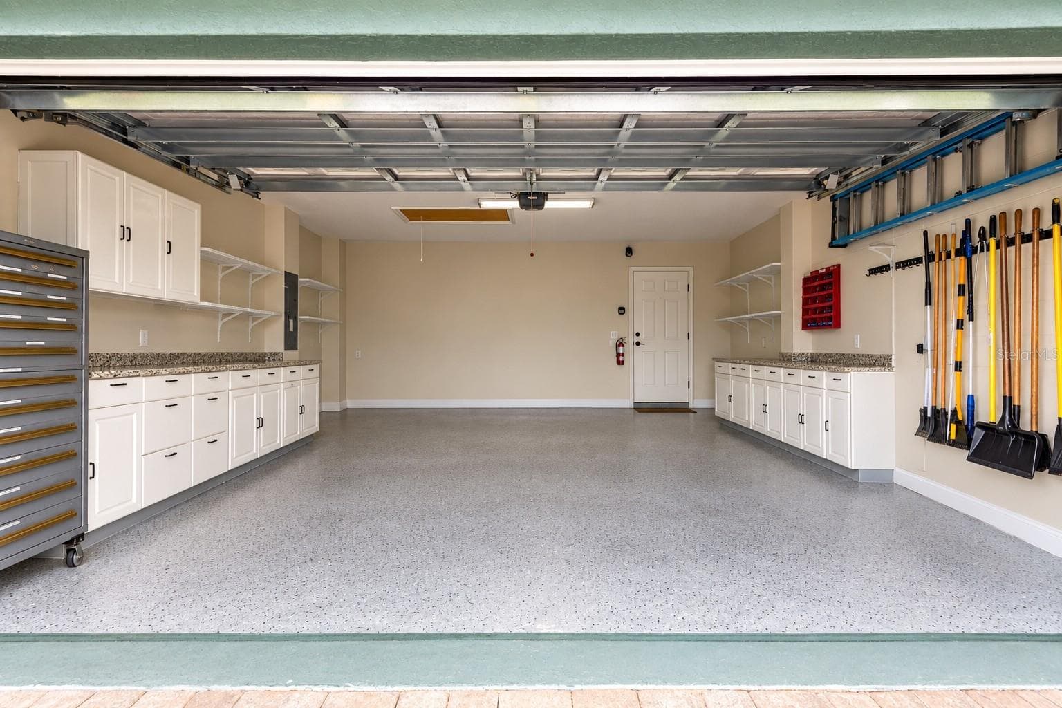 The cabinets and storage racks stay. - 4465 FAIRWAY OAKS DR, MULBERRY