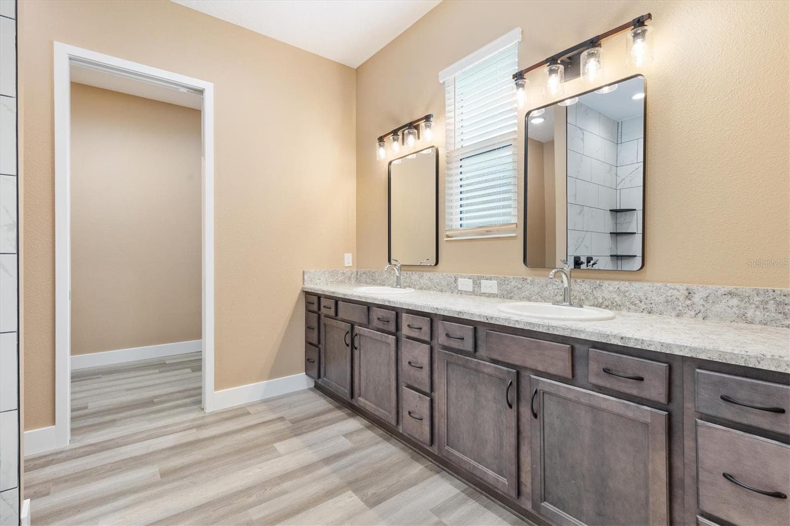 Primary Bathroom - 2540 NE 77TH RD, WILDWOOD