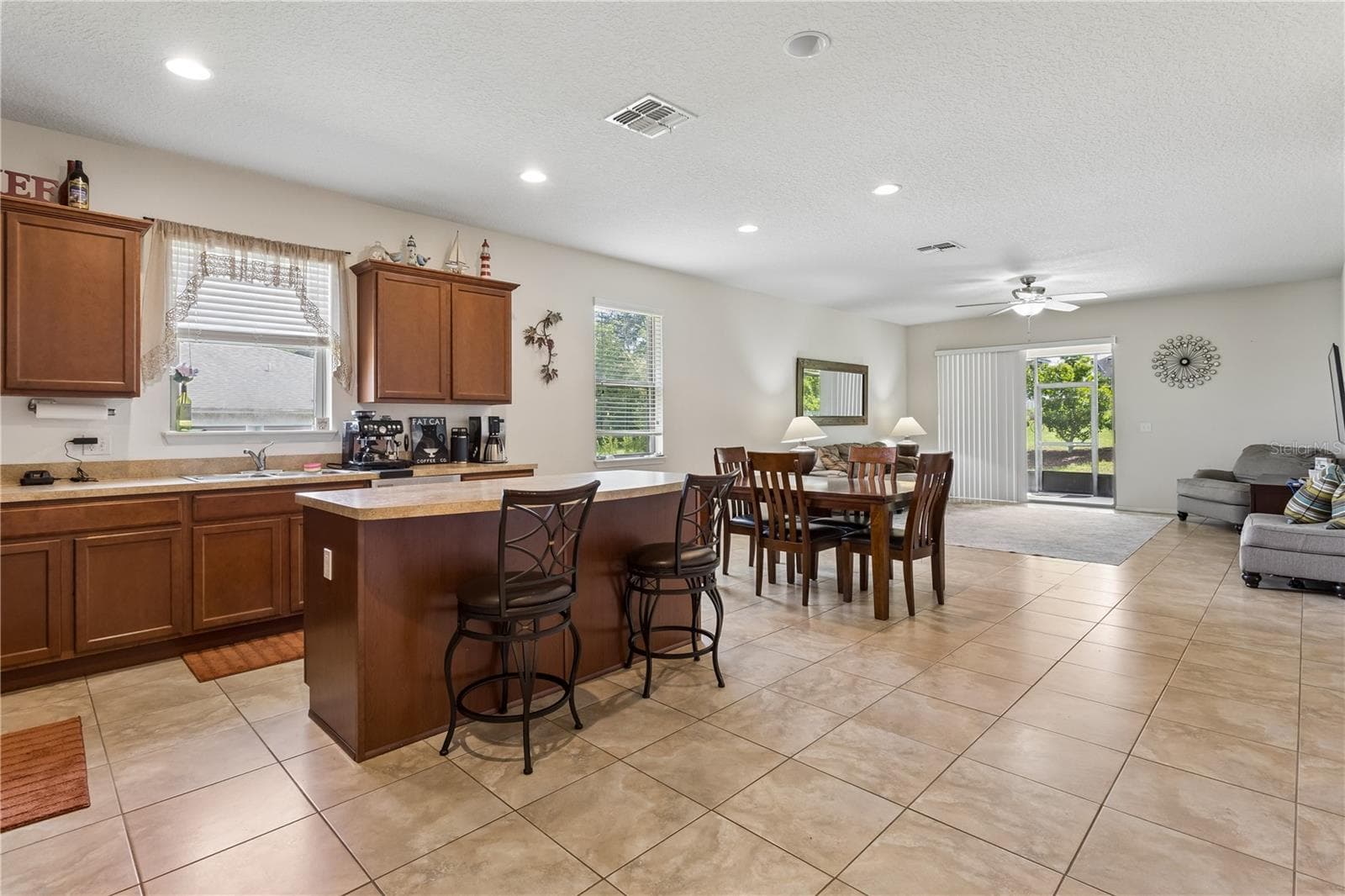 Spacious kitchen with an island breakfast bar - 30022 DONNINGTON LOOP, MOUNT DORA