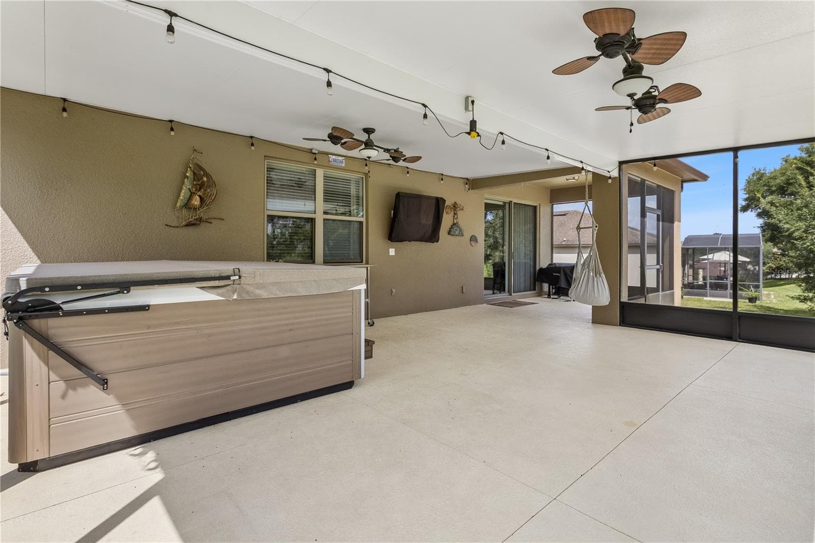 Incredible back screend and covered patio area -- ideal for entertaining or just relaxing - 30022 DONNINGTON LOOP, MOUNT DORA
