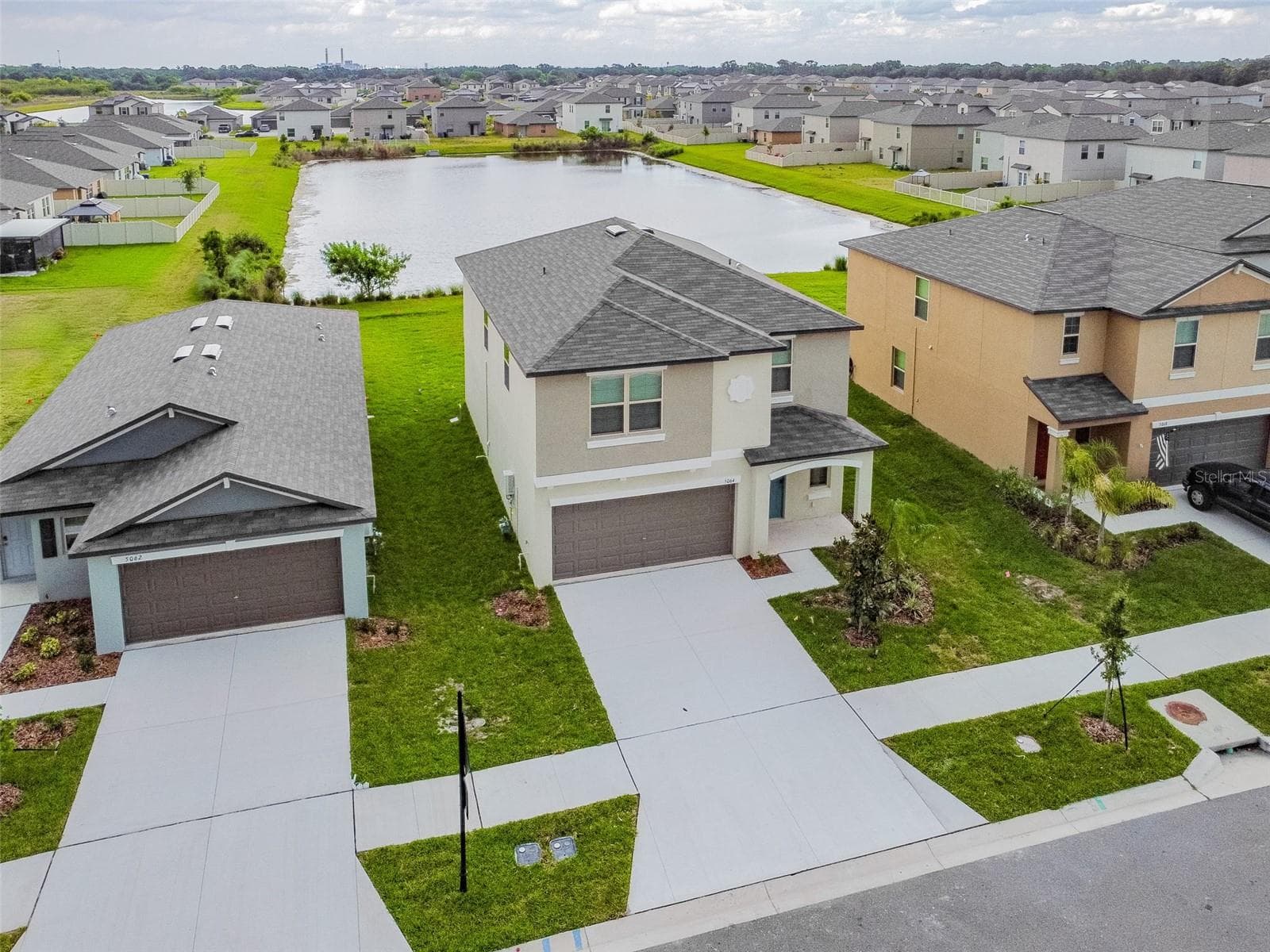 Single Family Residence at 5064 WHITE CHICORY DR, APOLLO BEACH, photo 2 of 44