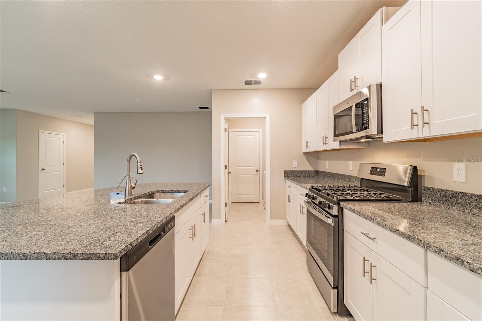 Single Family Residence at 5064 WHITE CHICORY DR, APOLLO BEACH, photo 8 of 44