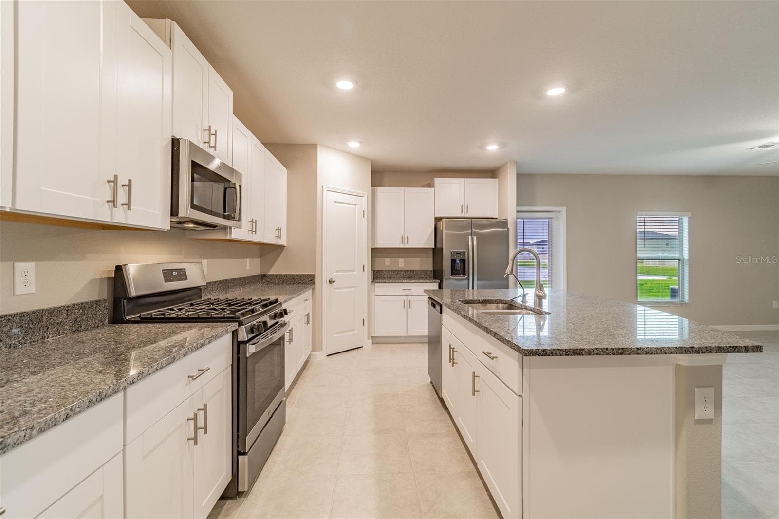Single Family Residence at 5064 WHITE CHICORY DR, APOLLO BEACH, photo 9 of 44