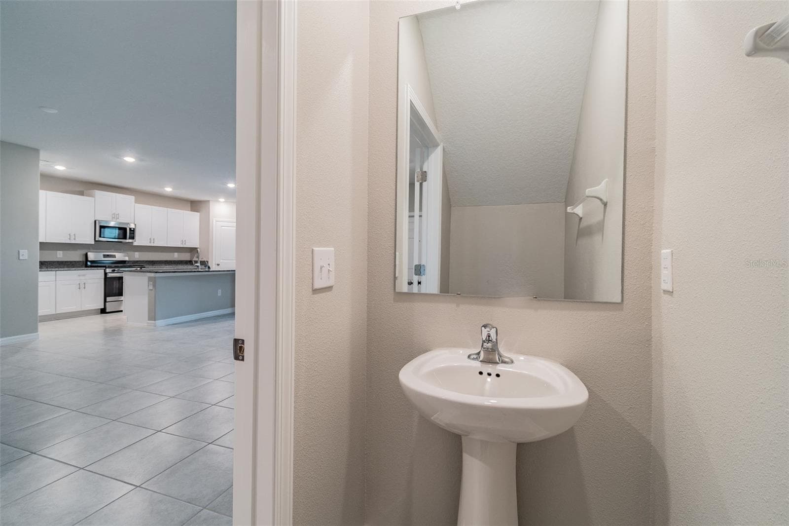Single Family Residence at 5064 WHITE CHICORY DR, APOLLO BEACH, photo 11 of 44