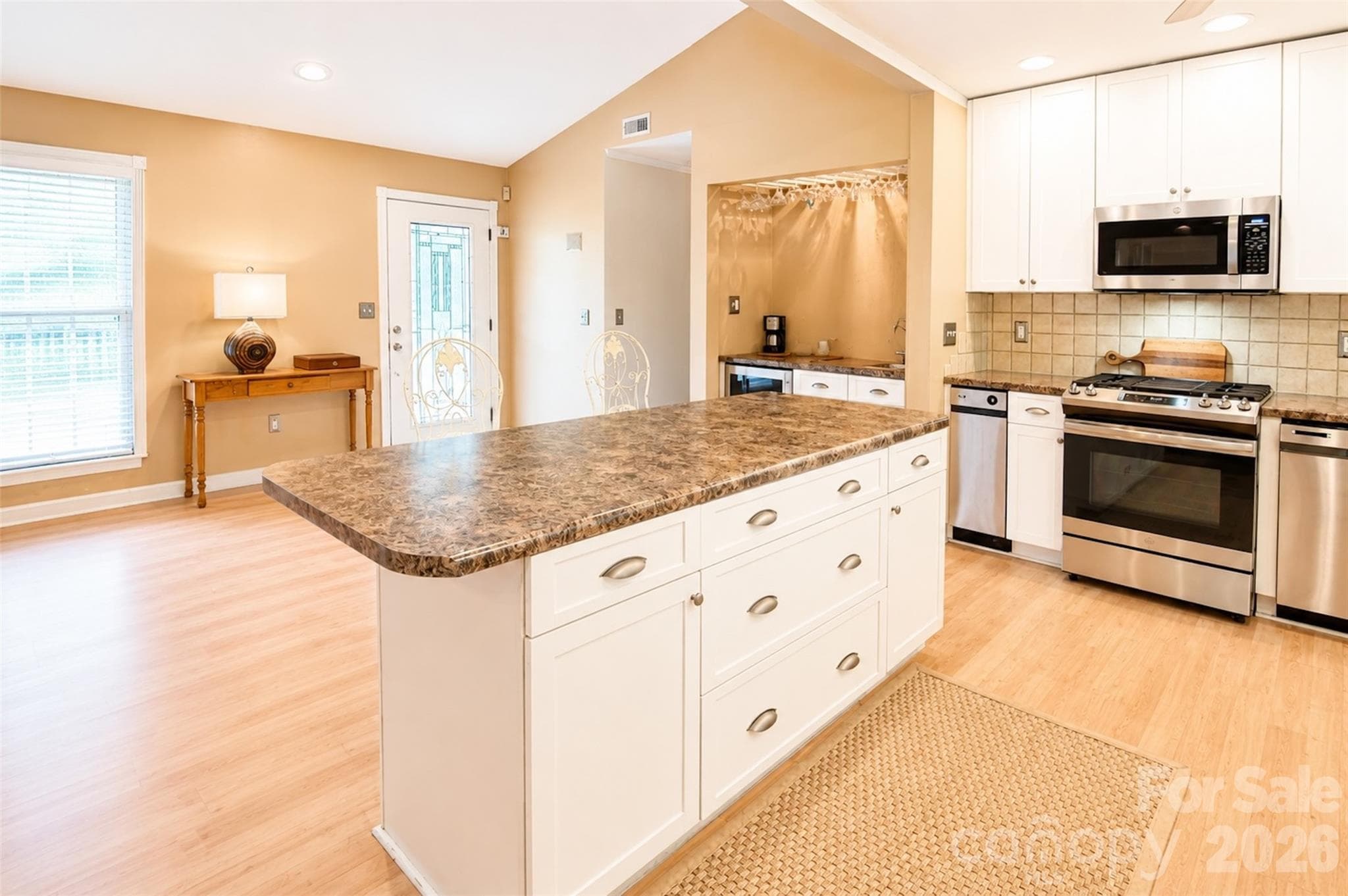 Single Family Residence at 7904 Saddleview Court, Charlotte, photo 8 of 46
